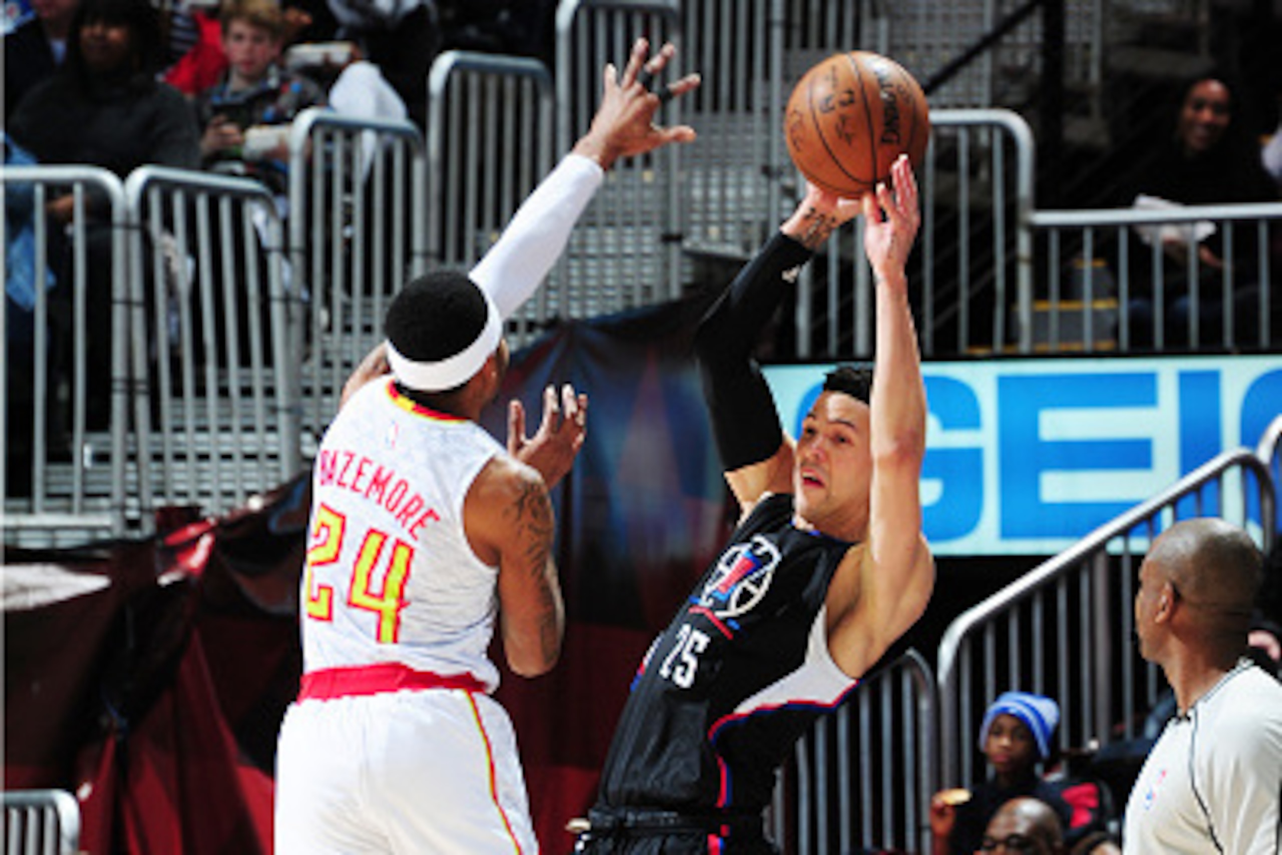 ATLANTA, GA - JANUARY 23:  Austin Rivers #25 of the LA Clippers shoots the ball against Kent Bazemore #24 of the Atlanta Hawks during the game on January 23, 2017 at Philips Arena in Atlanta, Georgia.  NOTE TO USER: User expressly acknowledges and agrees 