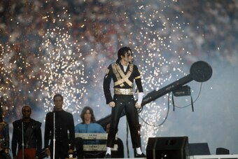 PASADENA, CA - JANUARY 31:  Pop singer Michael Jackson performs during the halftime show of Super Bowl XXVII between the Dallas Cowboys and Buffalo Bills on January 31, 1993 at The Rose Bowl in Pasadena, California. The Cowboys won the Super Bowl 52-17. (