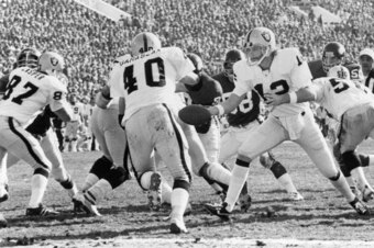 PASADENA, CA - JANUARY 9:  Ken Stabler #12 of the Oakland Raiders hands off to Pete Banaszak #40 during Super Bowl XI against the Minnesota Vikings at the Rose Bowl on January 9, 1977 in Pasadena, California. The Raiders defeated the Vikings 32-14. (Photo