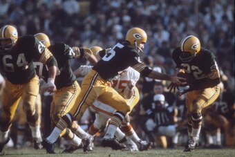 LOS ANGELES, CA - January 15:  Elijah Pitts #22 of the Green Bay Packers takes the handoff from quarterback Bart Starr #15 against the Kansas City Chiefs during Super Bowl I January 15, 1967 at the Los Angeles Coliseum in Los Angeles, California. The Pack