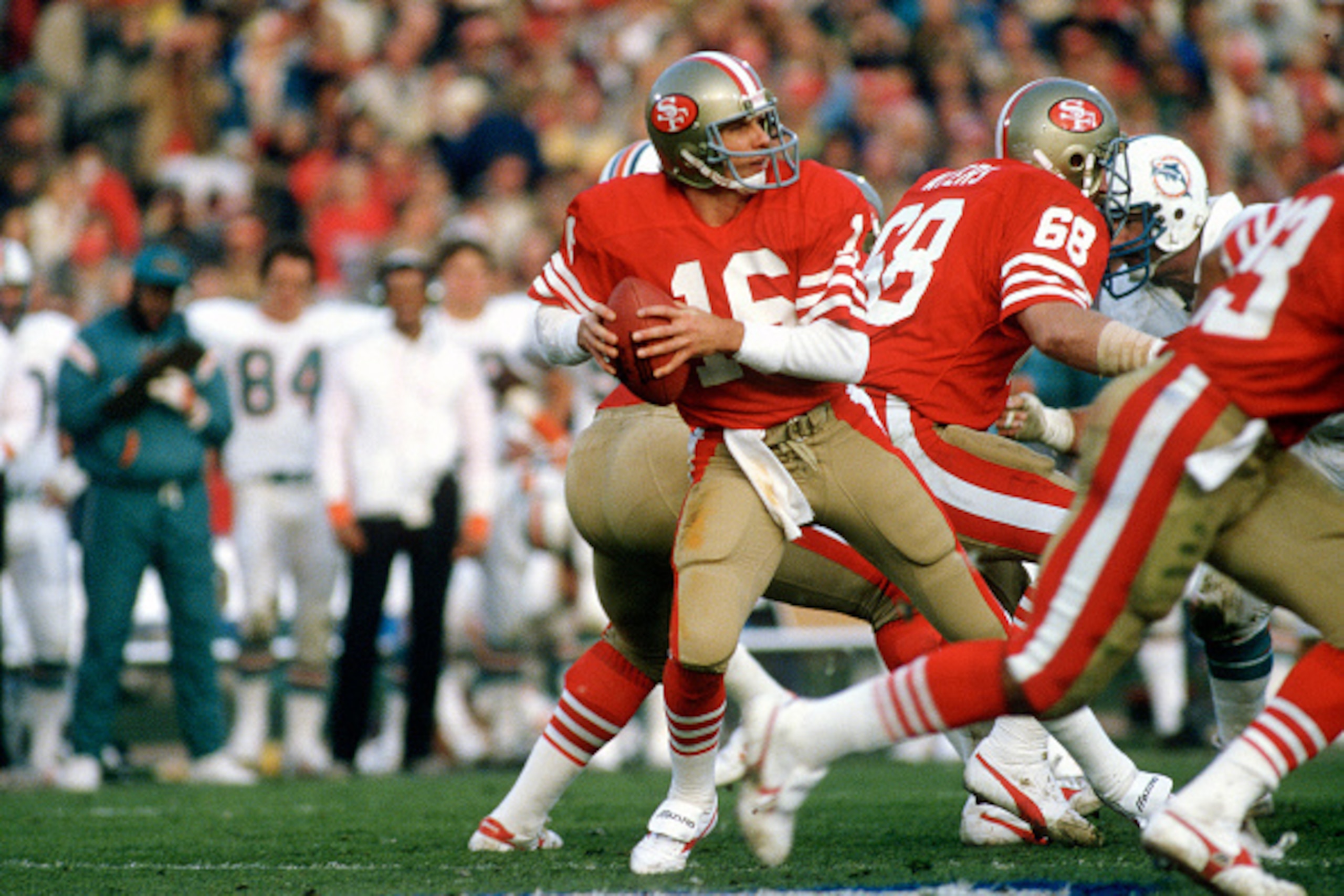 PALO ALTO, CA - JANUARY 20:  Joe Montana #16 of the San Francisco 49ers drops back to pass against the Miami Dolphins during Super Bowl XIX  on January 20, 1985 at Stanford Stadium in Palo Alto, California. The 49ers  won the Super Bowl 38-16. (Photo by F