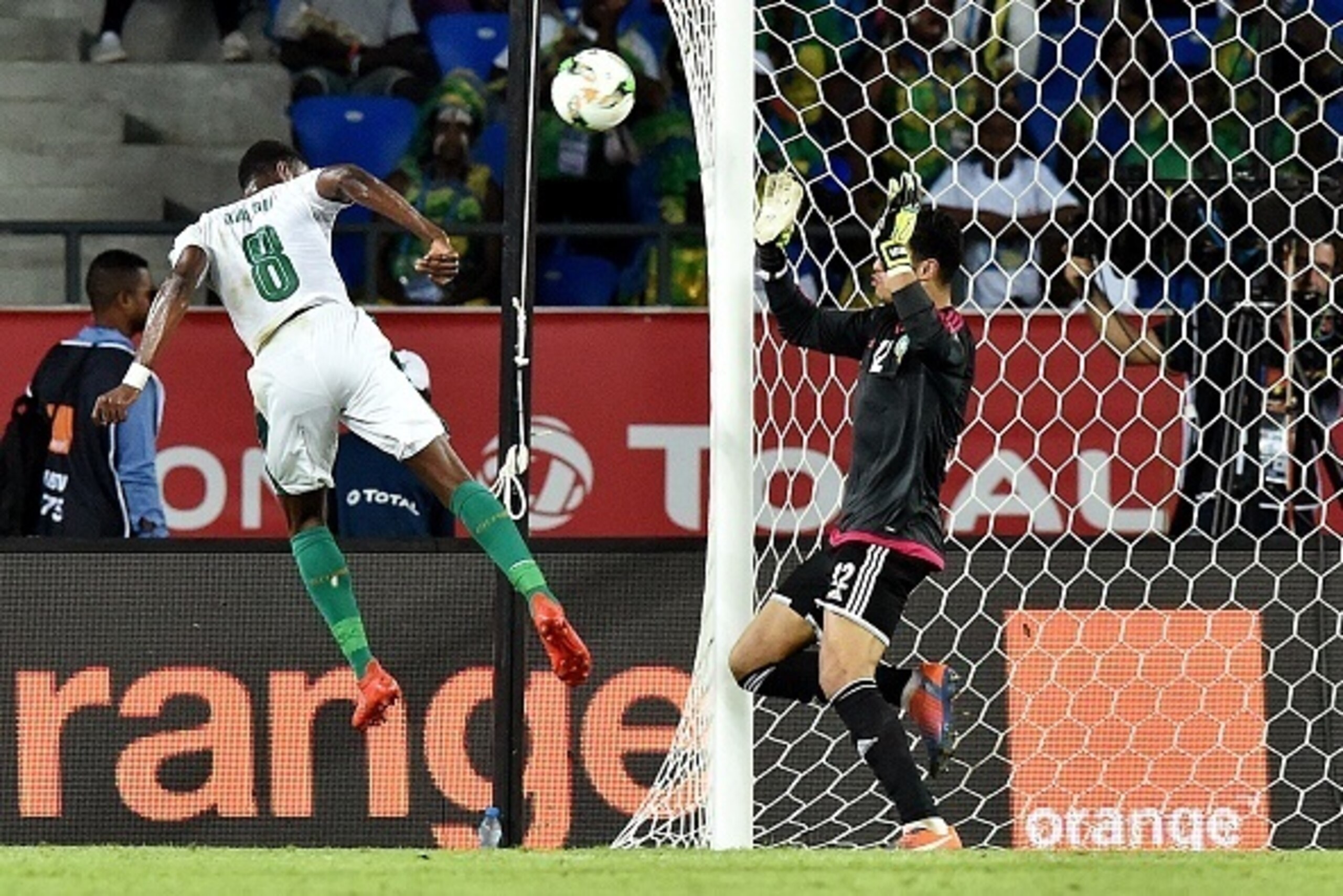 Morocco's goalkeeper Munir Mohand Mohamedi (R) prepares to block a shot on goal by Ivory Coast's forward Salomon Kalou during the 2017 Africa Cup of Nations group C football match between Morocco and Ivory Coast in Oyem on January 24, 2017. / AFP / ISSOUF