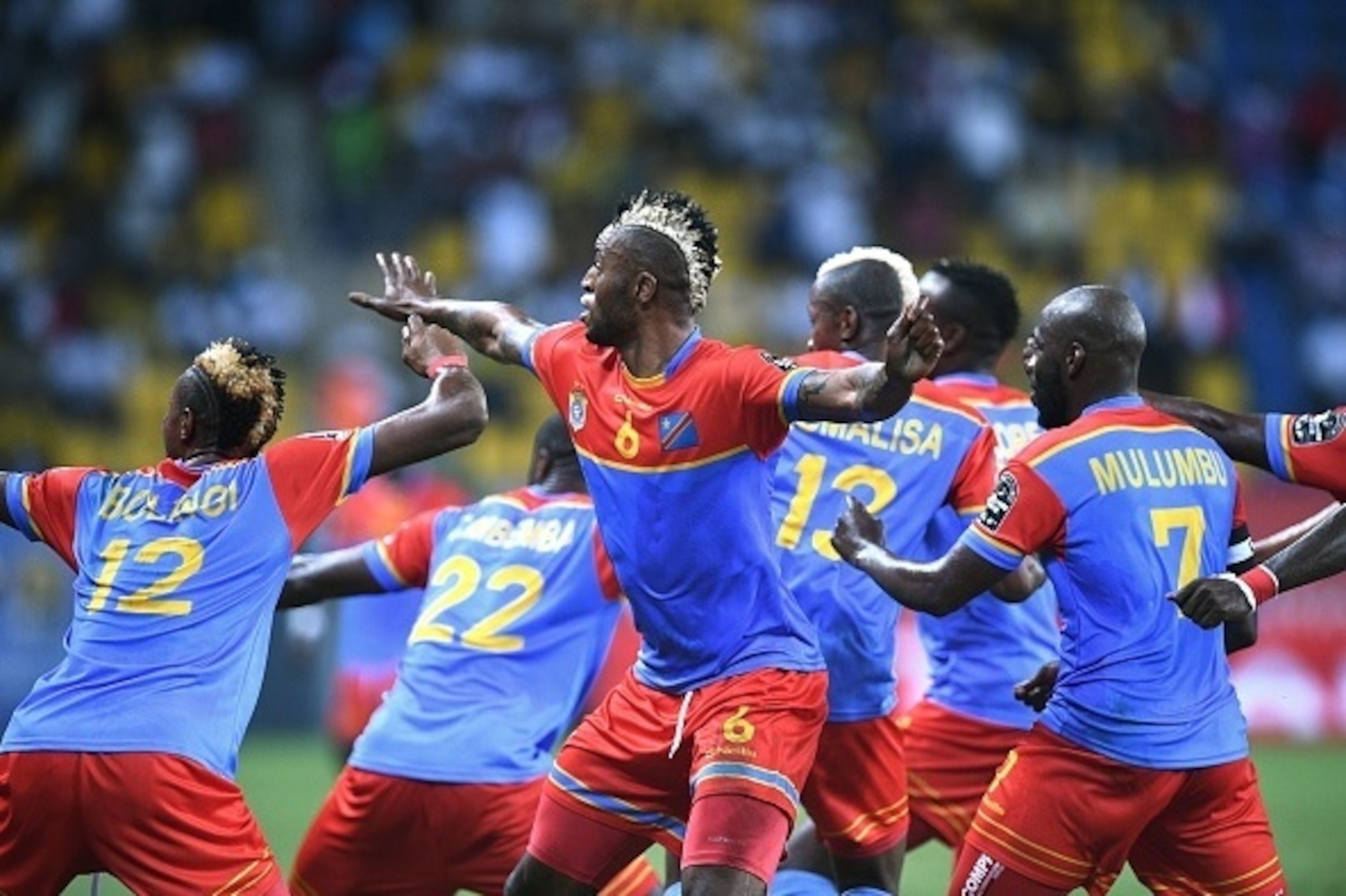 Democratic Republic of the Congo's forward Junior Kabananga (C) celebrates with teammates after scoring a goal during the 2017 Africa Cup of Nations group C football match between Togo and DR Congo in Port-Gentil on January 24, 2017. / AFP / Justin TALLIS