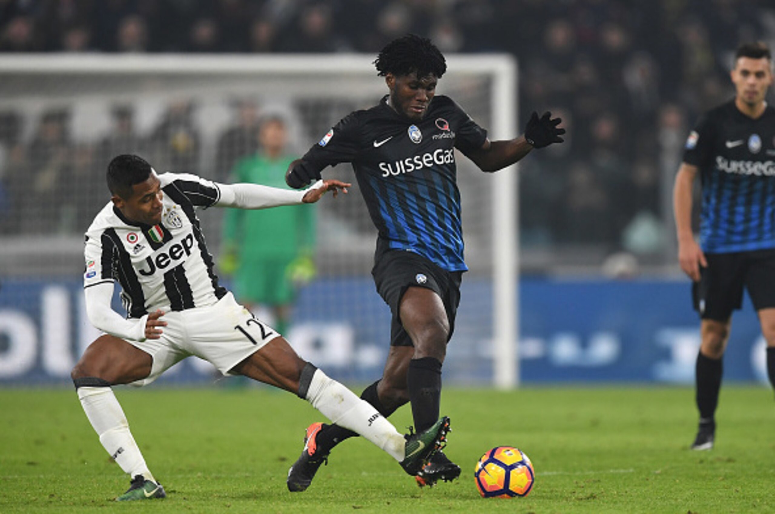 TURIN, ITALY - DECEMBER 03:  Alex Sandro (L) of Juventus FC tackles Franck Kessie of Atalanta BC during the Serie A match between Juventus FC and Atalanta BC at Juventus Stadium on December 3, 2016 in Turin, Italy.  (Photo by Valerio Pennicino/Getty Image