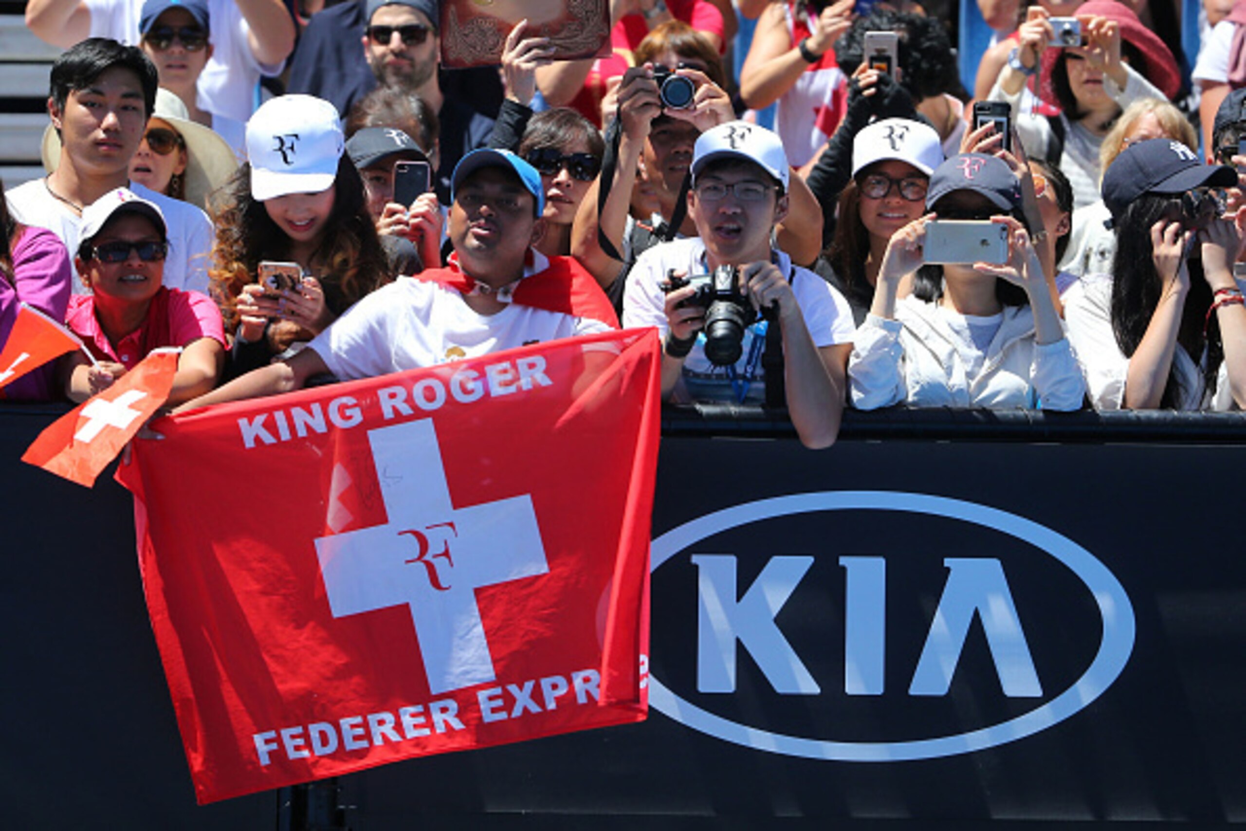 MELBOURNE, AUSTRALIA - JANUARY 25: Fans watch Roger Federer of Switzerland in a  practice session on day 10 of the 2017 Australian Open at Melbourne Park on January 25, 2017 in Melbourne, Australia.  (Photo by Michael Dodge/Getty Images)
