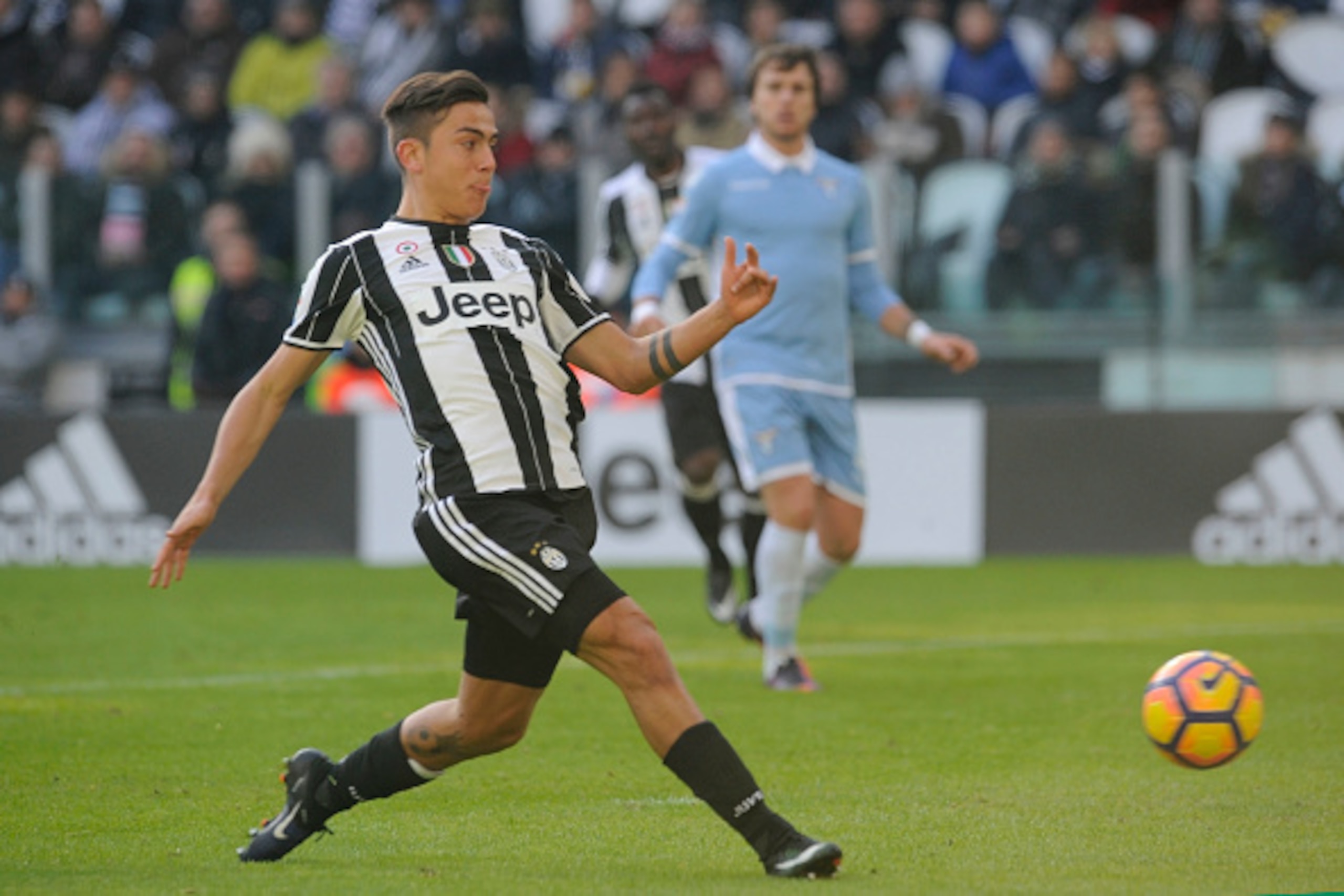 TURIN, TURIN - JANUARY 22:  Paulo Dybala of Juventus in action FC during the Serie A match between Juventus FC and SS Lazio at Juventus Stadium on January 22, 2017 in Turin, Italy.  (Photo by Marco Rosi/Getty Images)