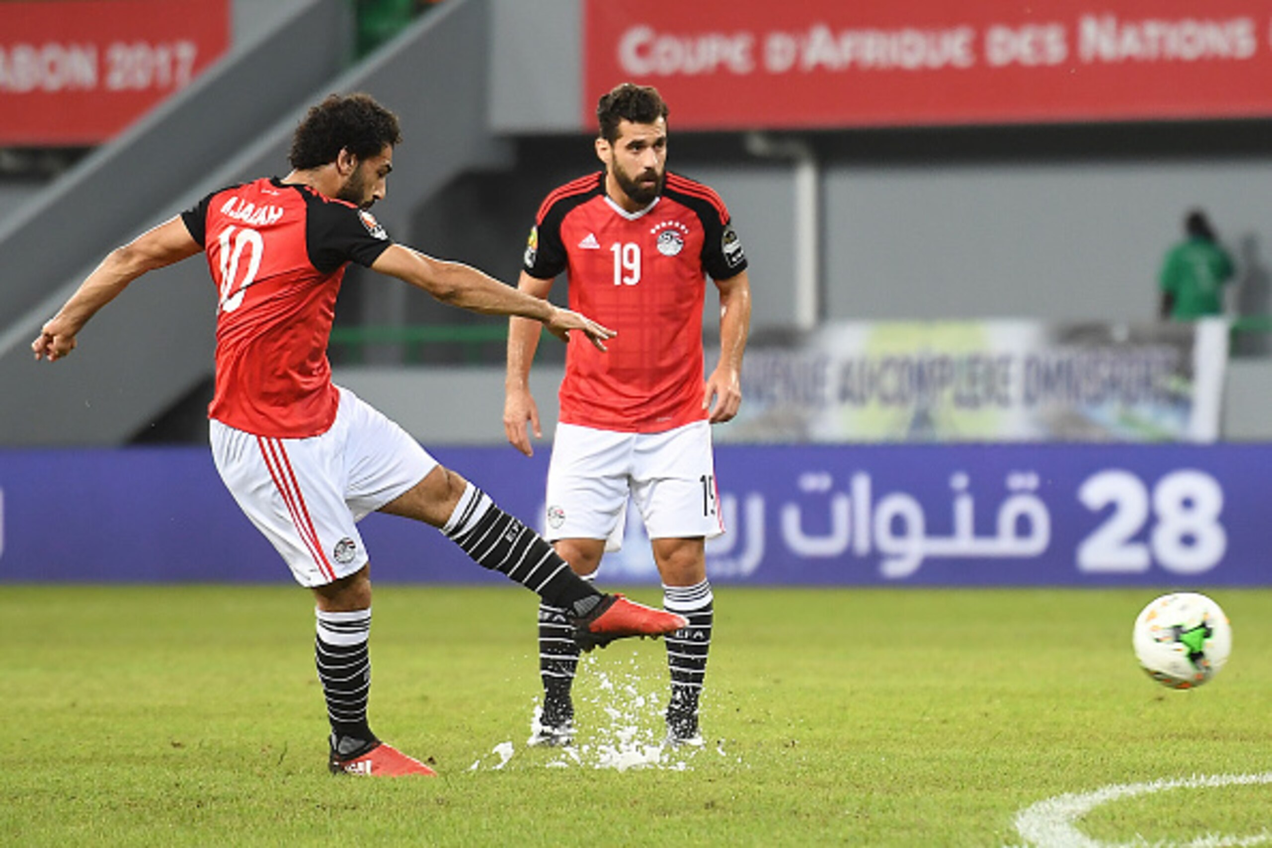 Egypt's forward Mohamed Salah (L) takes a free kick to score a goal during the 2017 Africa Cup of Nations group D football match between Egypt and Ghana in Port-Gentil on January 25, 2017. / AFP / Justin TALLIS        (Photo credit should read JUSTIN TALL