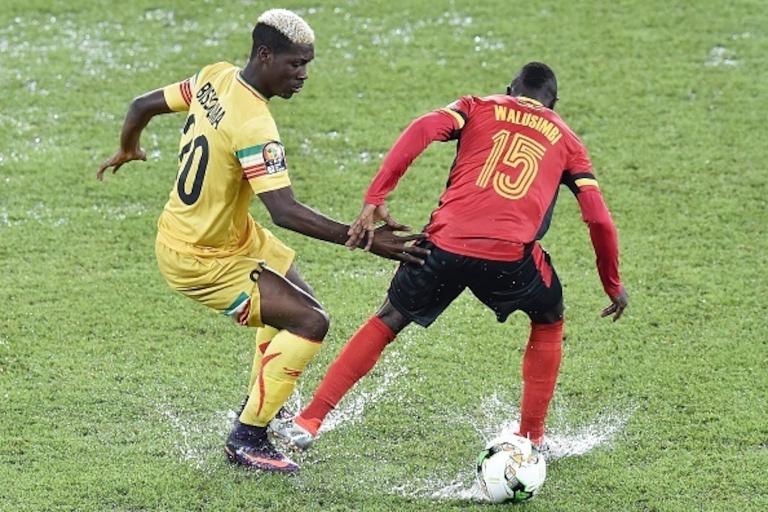 Uganda's defender Godfrey Walusimbi (R) challenges Mali's midfielder Yves Bissouma during the 2017 Africa Cup of Nations group D football match between Uganda and Mali in Oyem on January 25, 2017. / AFP / ISSOUF SANOGO        (Photo credit should read ISS