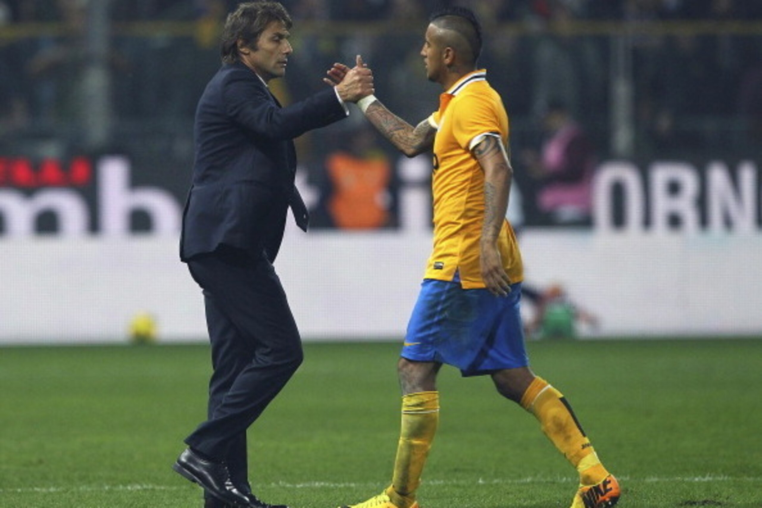 PARMA, ITALY - NOVEMBER 02:  Juventus FC manager Antonio Conte shakes hands with Arturo Vidal of Juventus at the end of the Serie A match between Parma FC and Juventus at Stadio Ennio Tardini on November 2, 2013 in Parma, Italy.  (Photo by Marco Luzzani/G