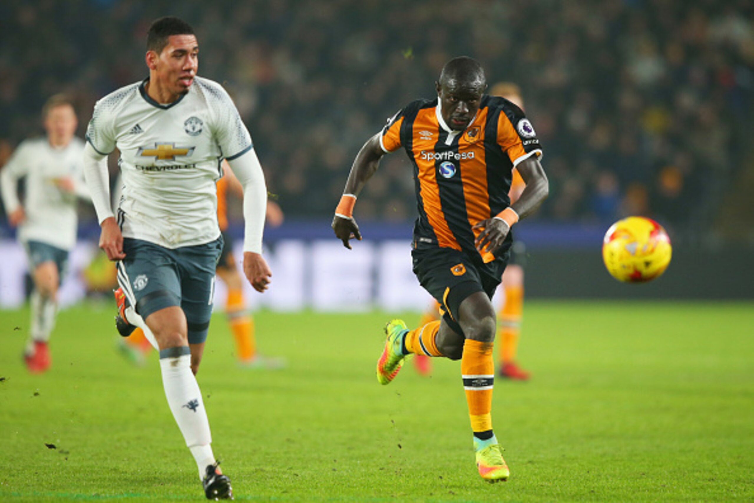 HULL, ENGLAND - JANUARY 26:  Oumar Niasse of Hull City and Chris Smalling of Manchester United chase the ball during the EFL Cup Semi-Final second leg match between Hull City and Manchester United at KCOM Stadium on January 26, 2017 in Hull, England.  (Ph
