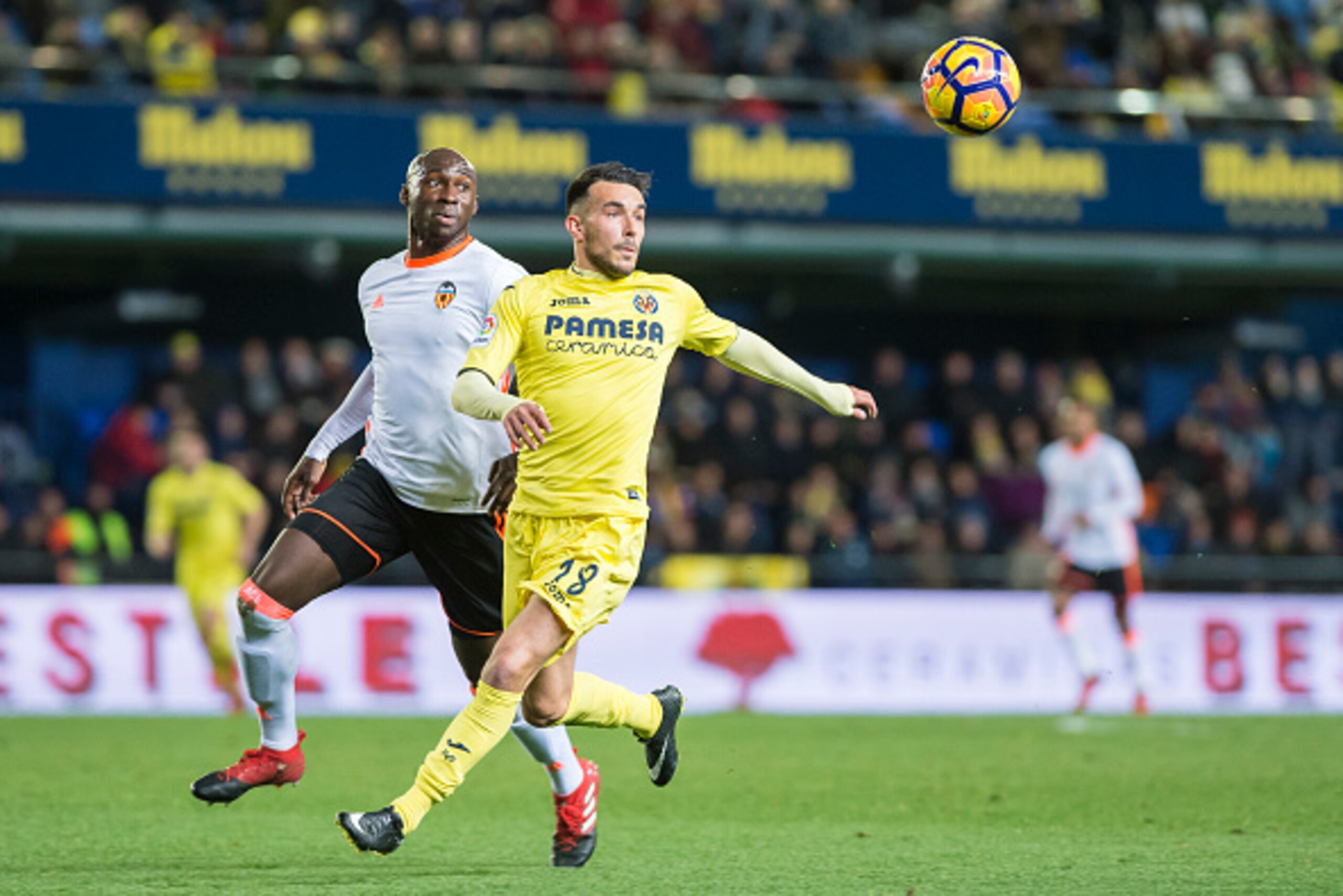 VILLARREAL, SPAIN - JANUARY 21: Nicola Sansone (r) of Villarreal CF competes for the ball with Eliaquim Hans Mangala of Valencia CF during their La Liga match between Villarreal CF and Valencia CF at the Estadio de la Cerámica on 21 January 2017 in Villar