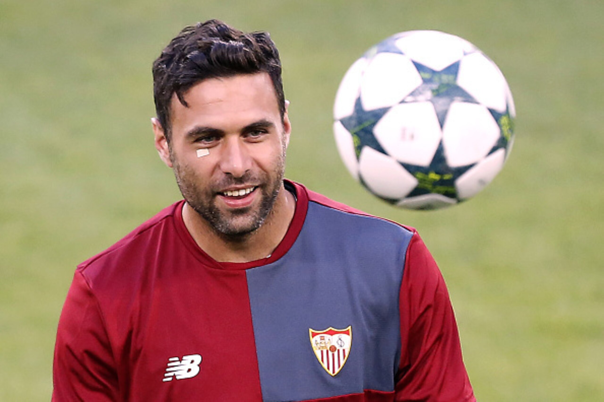 Sevilla's Italian goalkeeper Salvatore Sirigu takes part in a training session on the eve of the UEFA Champions League football match Juventus vs FC Sevilla on September 13, 2016 at the 'Juventus Stadium' in Turin. / AFP / MARCO BERTORELLO (Photo Sevilla's Italian goalkeeper Salvatore Sirigu takes part in a training session on the eve of the UEFA Champions League football match Juventus vs FC Sevilla on September 13, 2016 at the 'Juventus Stadium' in Turin. / AFP / MARCO BERTORELLO (Photo