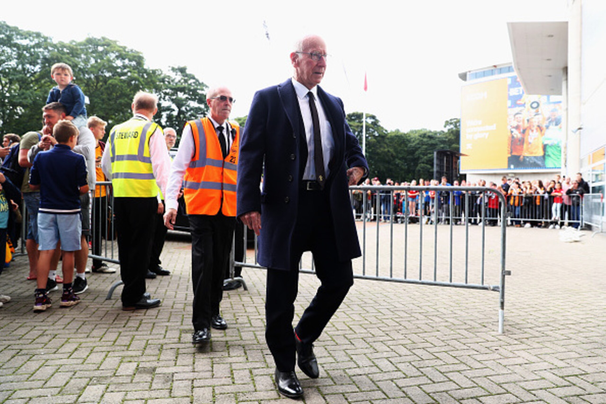 HULL, ENGLAND - AUGUST 27: Sir Bobby Charlton makes his way into the stadium during the Premier League match between Hull City and Manchester United at KCOM Stadium on August 27, 2016 in Hull, England. (Photo by Matthew Lewis/Getty Images) HULL, ENGLAND - AUGUST 27: Sir Bobby Charlton makes his way into the stadium during the Premier League match between Hull City and Manchester United at KCOM Stadium on August 27, 2016 in Hull, England. (Photo by Matthew Lewis/Getty Images)