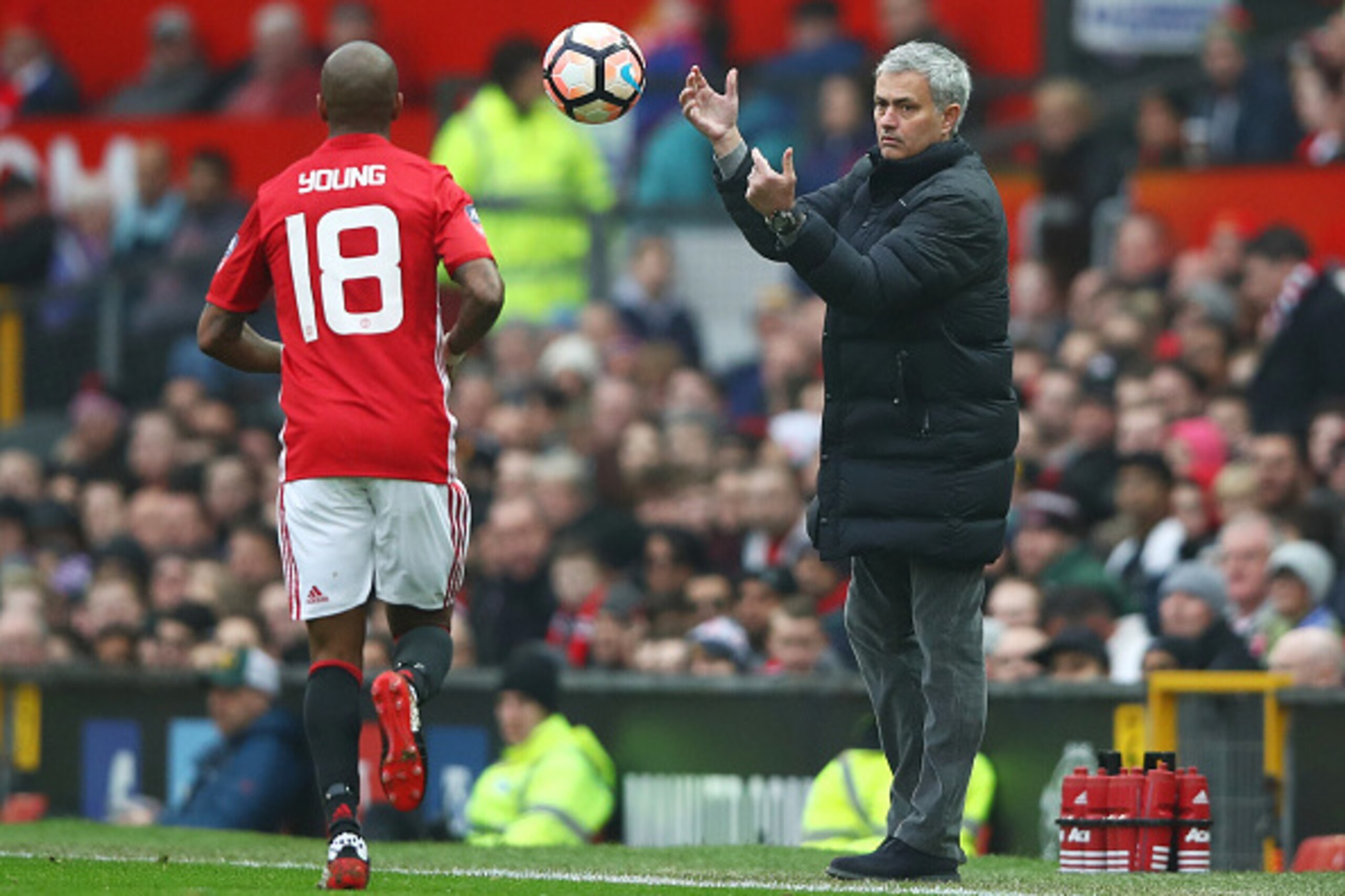 MANCHESTER, ENGLAND - JANUARY 07: Jose Mourinho, Manager of Manchester United throws the ball to Ashley Young of Manchester United during the Emirates FA Cup third round match between Manchester United and Reading at Old Trafford on January 7, 2017 in Ma MANCHESTER, ENGLAND - JANUARY 07: Jose Mourinho, Manager of Manchester United throws the ball to Ashley Young of Manchester United during the Emirates FA Cup third round match between Manchester United and Reading at Old Trafford on January 7, 2017 in Ma