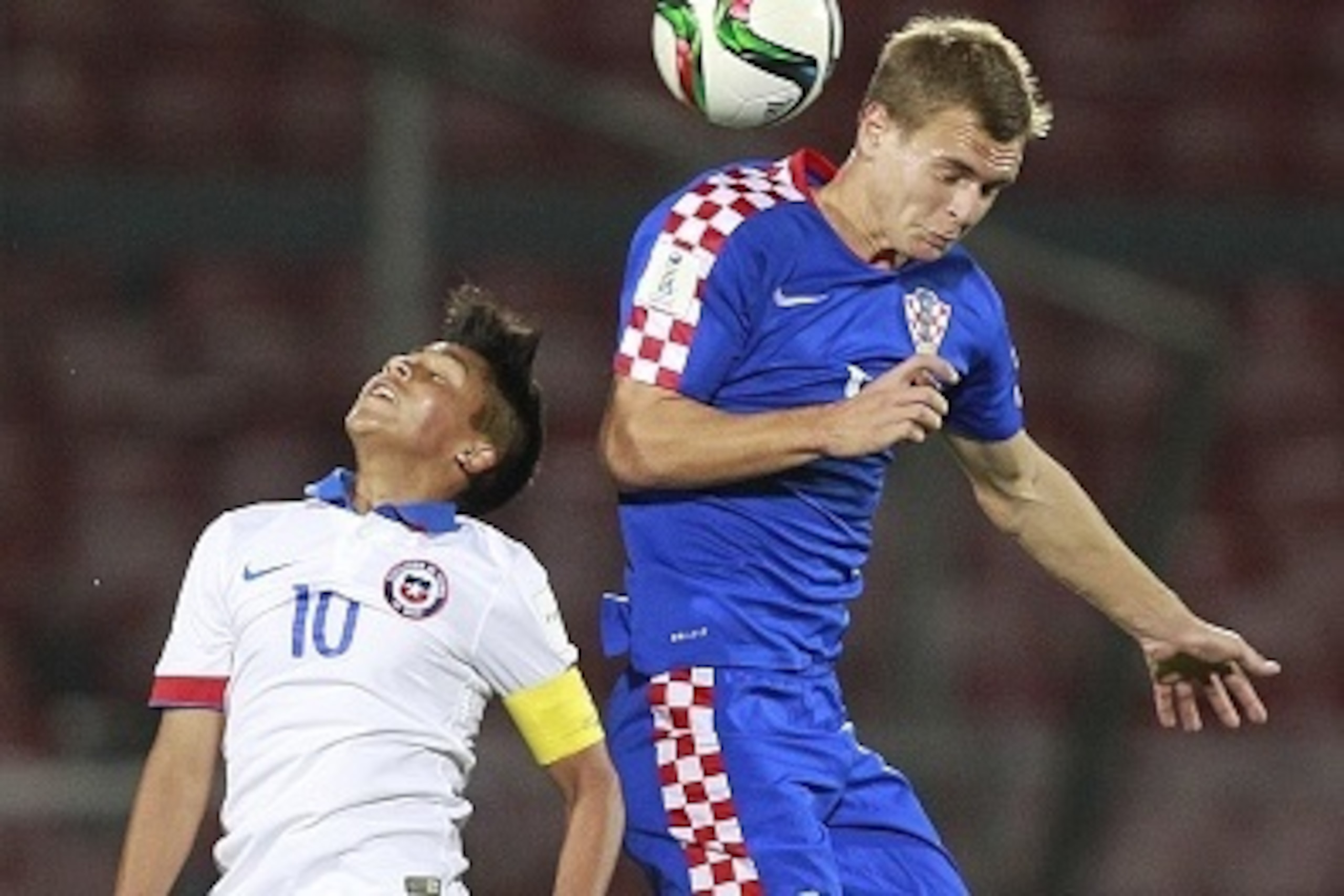 Chile's Marcelo Allende (L) vies for the ball with Croatia Branimir Kalaic (R) during an Under 17 World Cup football match between Chile and Croatia at the National Stadium in Santiago on October 17, 2015. AFP PHOTO/MARCELO HERNANDEZ/PHOTOSPORT
Chile's Marcelo Allende (L) vies for the ball with Croatia Branimir Kalaic (R) during an Under 17 World Cup football match between Chile and Croatia at the National Stadium in Santiago on October 17, 2015. AFP PHOTO/MARCELO HERNANDEZ/PHOTOSPORT