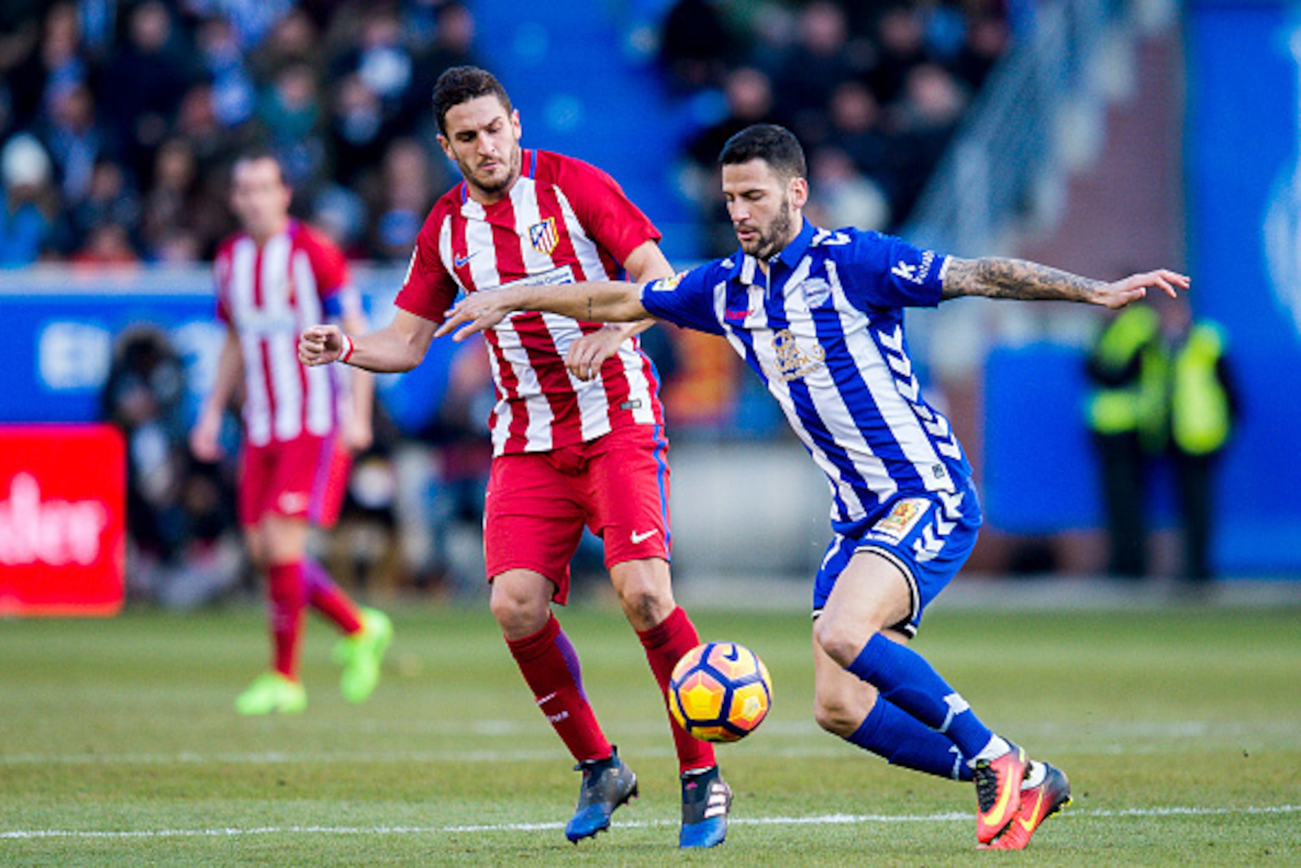 VITORIA-GASTEIZ, SPAIN - JANUARY 28:  Jorge Resurreccion 'Koke' of Atletico Madrid duels for the ball with Edgar Mendez of Deportivo Alaves during the La Liga match between Deportivo Alaves and Atletico Madrid at Mendizorroza stadium on January 28, 2017 i