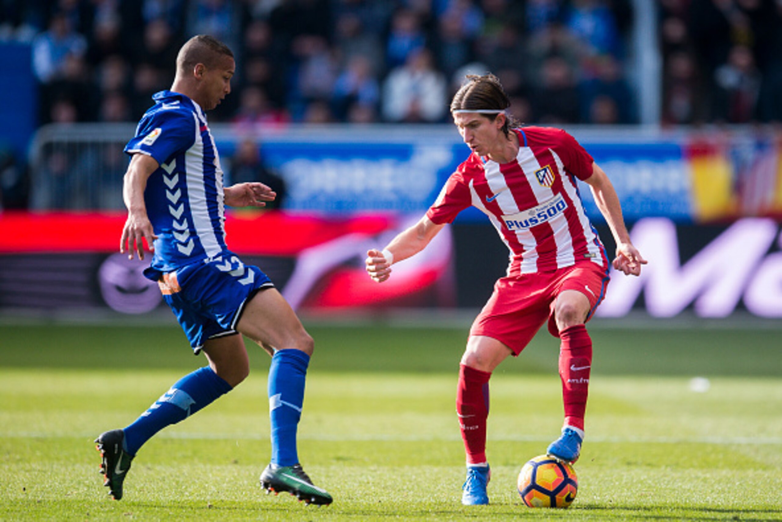 VITORIA-GASTEIZ, SPAIN - JANUARY 28:  Filipe Luis of Atletico Madrid duels for the ball with Deyverson Brum of Deportivo Alaves during the La Liga match between Deportivo Alaves and Atletico Madrid at Mendizorroza stadium on January 28, 2017 in Vitoria-Ga