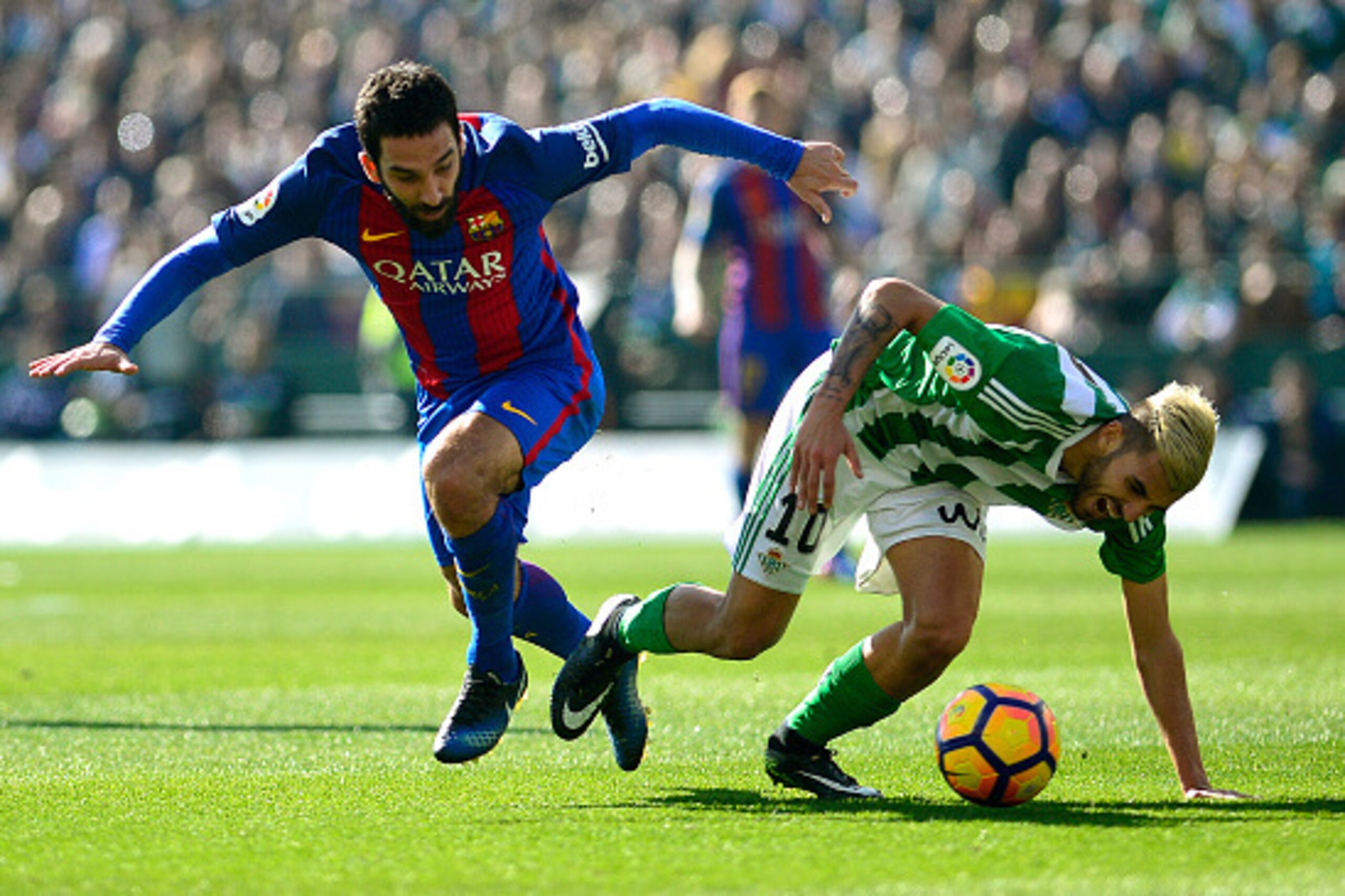 Barcelona's Turkish midfielder Arda Turan (L) vies with Betis' forward Dani Ceballos during the Spanish league football match Real Betis vs FC Barcelona at the Benito Villamarin stadium in Sevilla on January 29, 2017. / AFP / CRISTINA QUICLER (Phot Barcelona's Turkish midfielder Arda Turan (L) vies with Betis' forward Dani Ceballos during the Spanish league football match Real Betis vs FC Barcelona at the Benito Villamarin stadium in Sevilla on January 29, 2017. / AFP / CRISTINA QUICLER (Phot