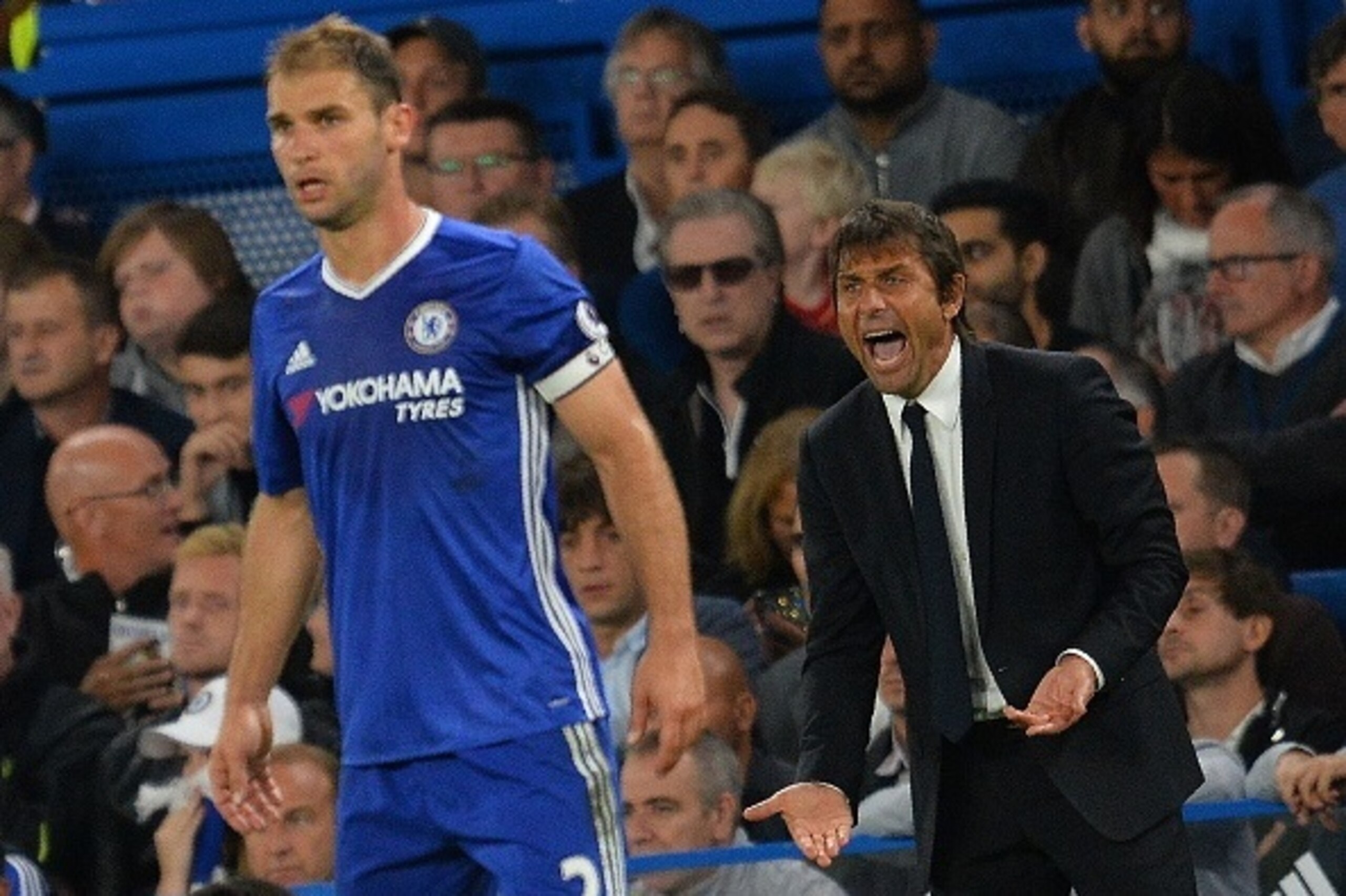 Chelsea's Italian head coach Antonio Conte (R) shouts at Chelsea's Serbian defender Branislav Ivanovic during the English Premier League football match between Chelsea and Liverpool at Stamford Bridge in London on September 16, 2016. / AFP / GLYN KIRK / R Chelsea's Italian head coach Antonio Conte (R) shouts at Chelsea's Serbian defender Branislav Ivanovic during the English Premier League football match between Chelsea and Liverpool at Stamford Bridge in London on September 16, 2016. / AFP / GLYN KIRK / R