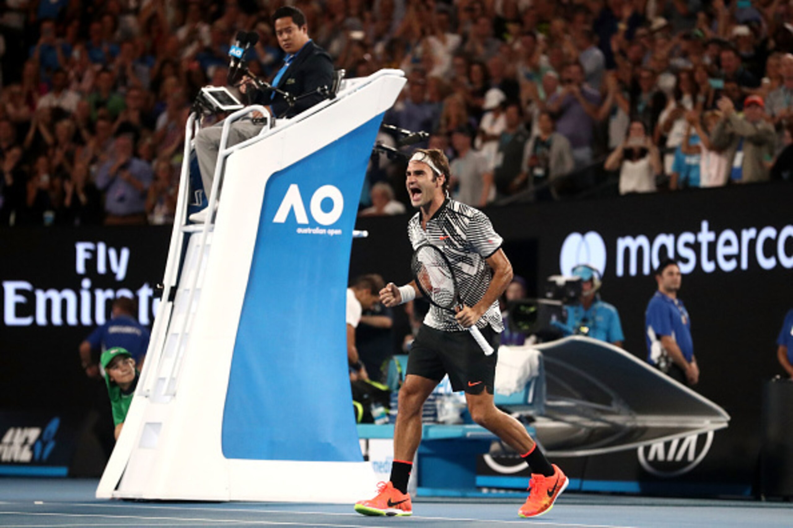TOPSHOT - Switzerland's Roger Federer celebrates his victory against Spain's Rafael Nadal during the men's singles final on day 14 of the Australian Open tennis tournament in Melbourne on January 29, 2017. / AFP / POOL / Scott BARBOUR / IMAGE RESTRICTED T