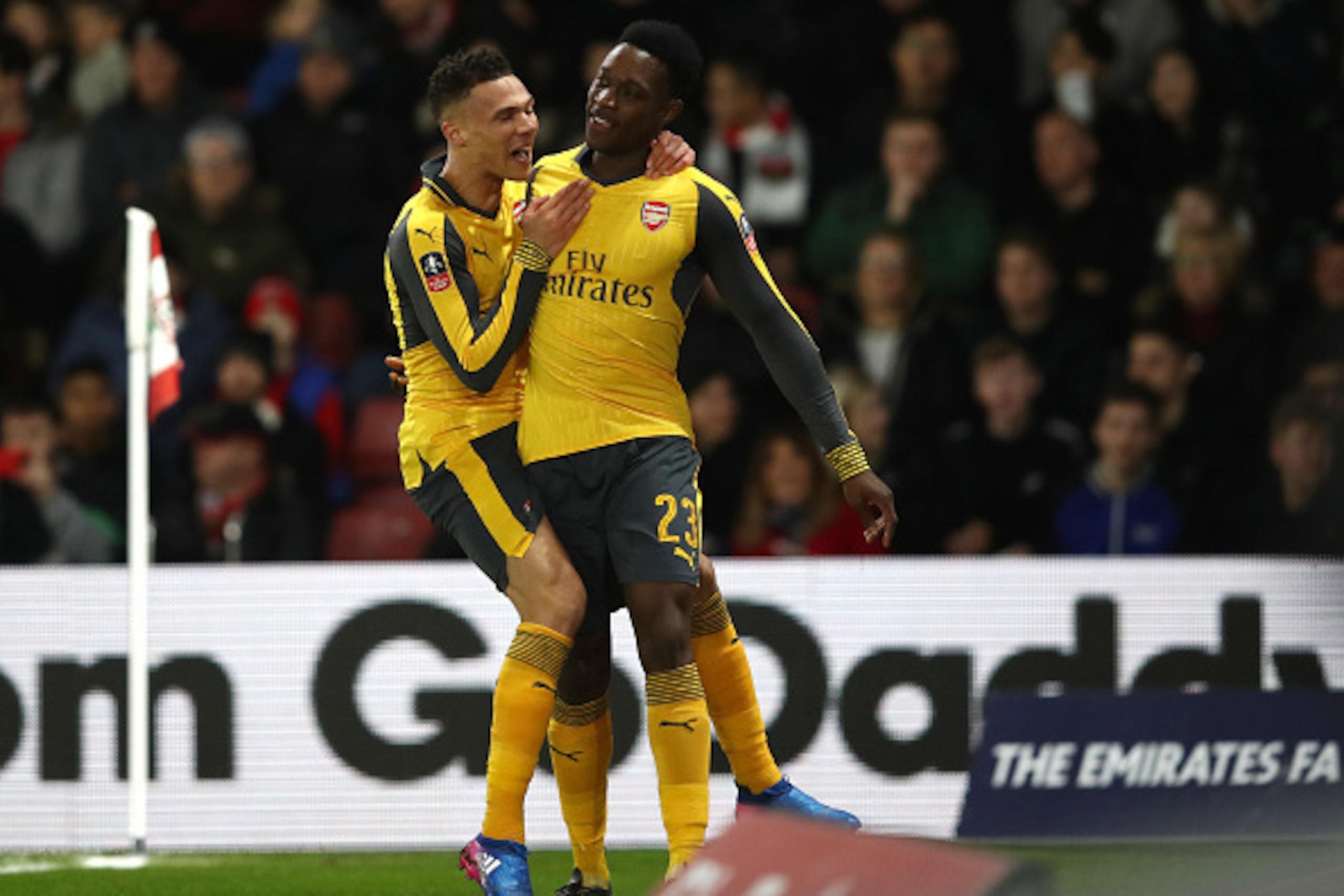 SOUTHAMPTON, ENGLAND - JANUARY 28:  Danny Welbeck of Arsenal celebrates with Kieran Gibbs of Arsenal after scoring his sides first goal during the Emirates FA Cup Fourth Round match between Southampton and Arsenal at St Mary's Stadium on January 28, 2017 
