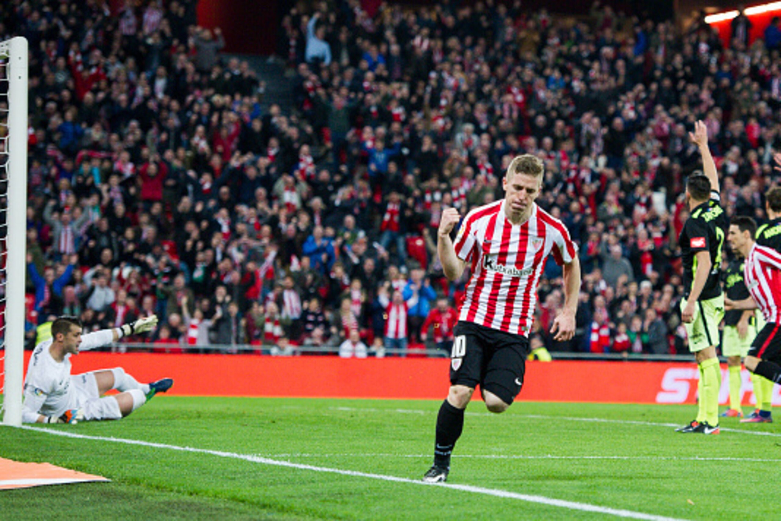 BILBAO, SPAIN - JANUARY 29:  Iker Muniain of Athletic Club celebrates after scoring goal during the La Liga match between Athletic Club Bilbao and Real Sporting de Gijon at San Mames Stadium on January 29, 2017 in Bilbao, Spain.  (Photo by Juan Manuel Ser