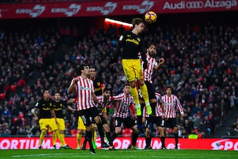 BILBAO, SPAIN - JANUARY 22:  Antoine Griezmann of Club Atletico de Madrid heads the ball during the La Liga match between Athletic Club and Club Atletico de Madrid at San Mames stadium on January 22, 2017 in Bilbao, Spain.  (Photo by David Ramos/Getty Ima