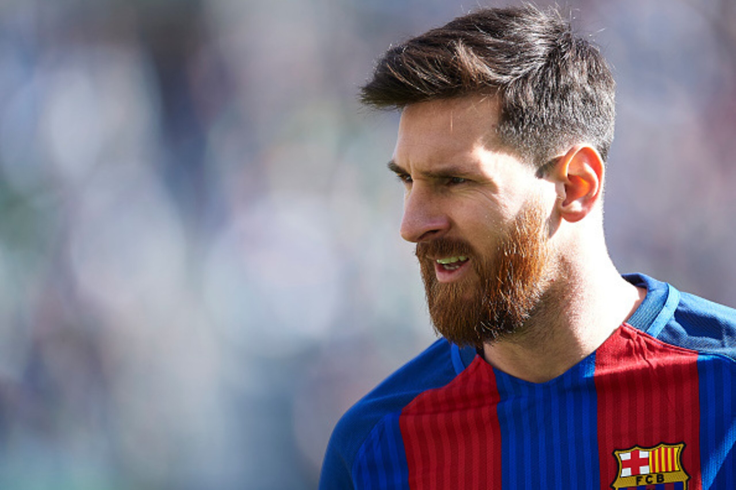 SEVILLE, SPAIN - JANUARY 29:  Lionel Messi of FC Barcelona looks on during La Liga match between Real Betis Balompie and FC Barcelona at Benito Villamarin Stadium on January 29, 2017 in Seville, Spain.  (Photo by Aitor Alcalde/Getty Images)