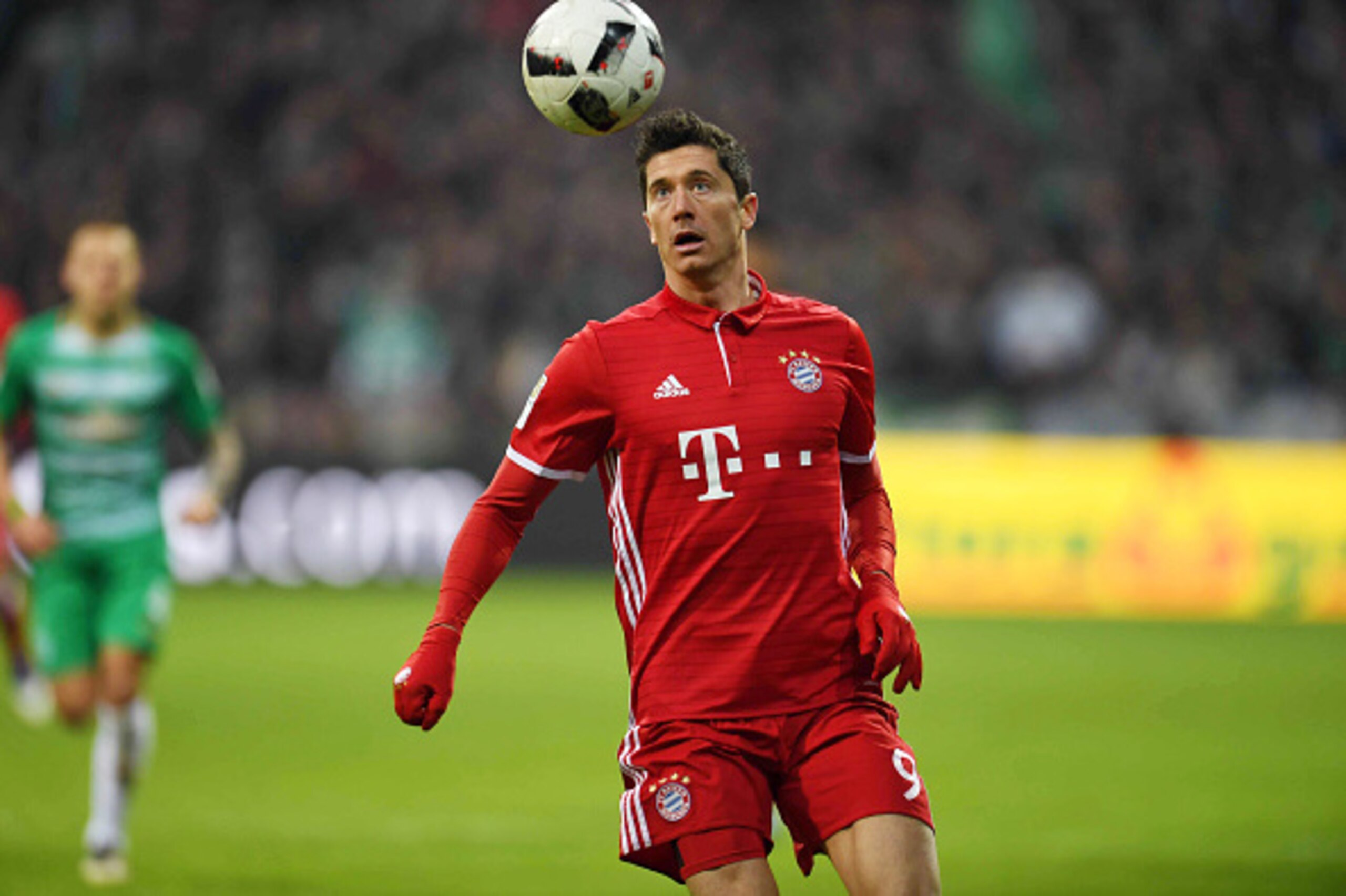 Bayern Munich's Polish striker Robert Lewandowski plays the ball during the German first division Bundesliga football match of Werder Bremen vs FC Bayern Munich in Bremen , nothern Germany, on January 28, 2017. / AFP / PATRIK STOLLARZ / RESTRICTIONS: DURI