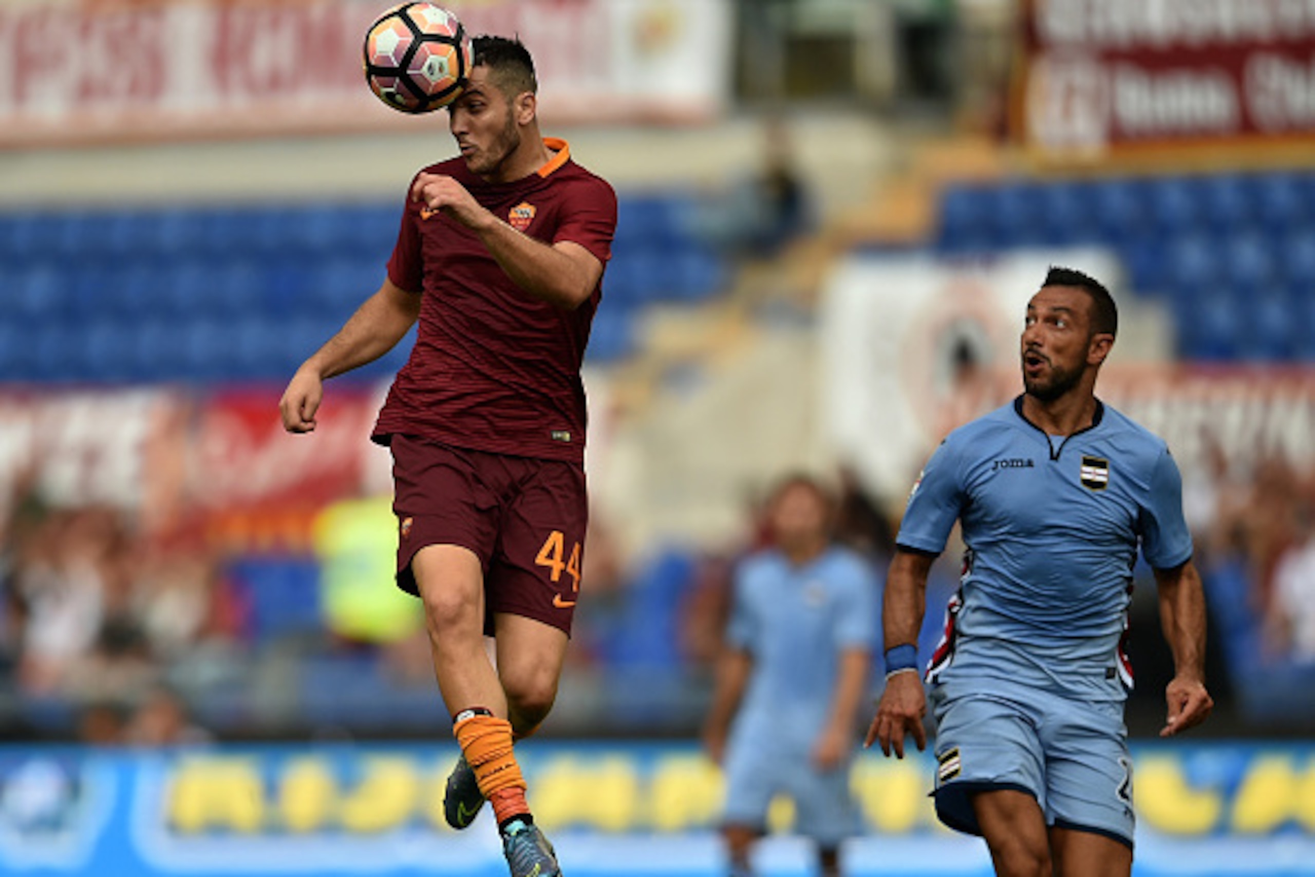 TOPSHOT - AS Roma's defender from Greece Kostas Manolas (L) fights for the ball with Sampdoria's forward Fabio Quagliarella during the Italian Serie A football match between As Roma and Sampdoria on September 11, 2016 at Olympic stadium in Rome. / AFP / A
