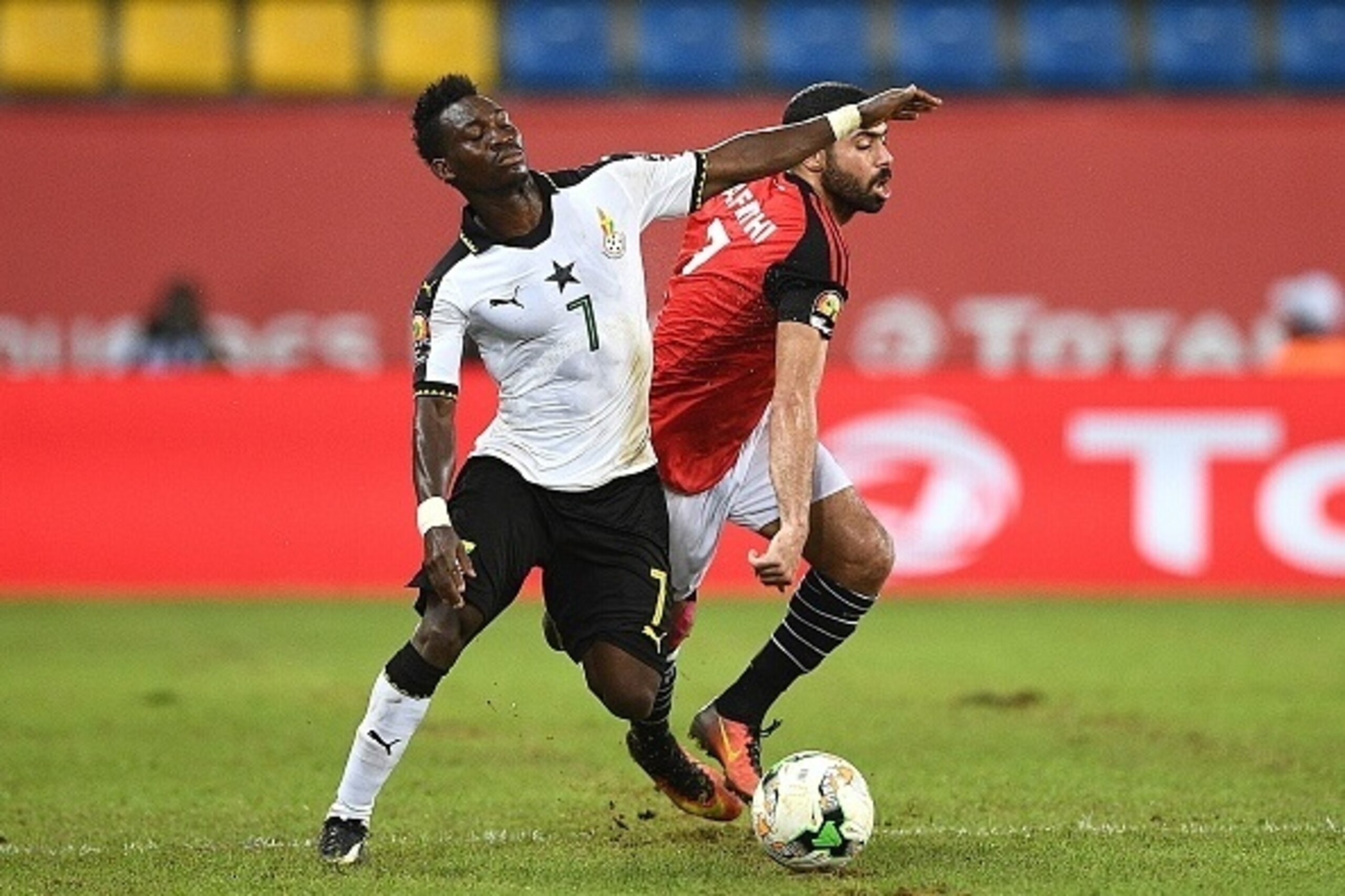 Ghana's midfielder Christian Atsu (L) challenges Egypt's defender Ahmed Fathi during the 2017 Africa Cup of Nations group D football match between Egypt and Ghana in Port-Gentil on January 25, 2017. / AFP / Justin TALLIS        (Photo credit should read J