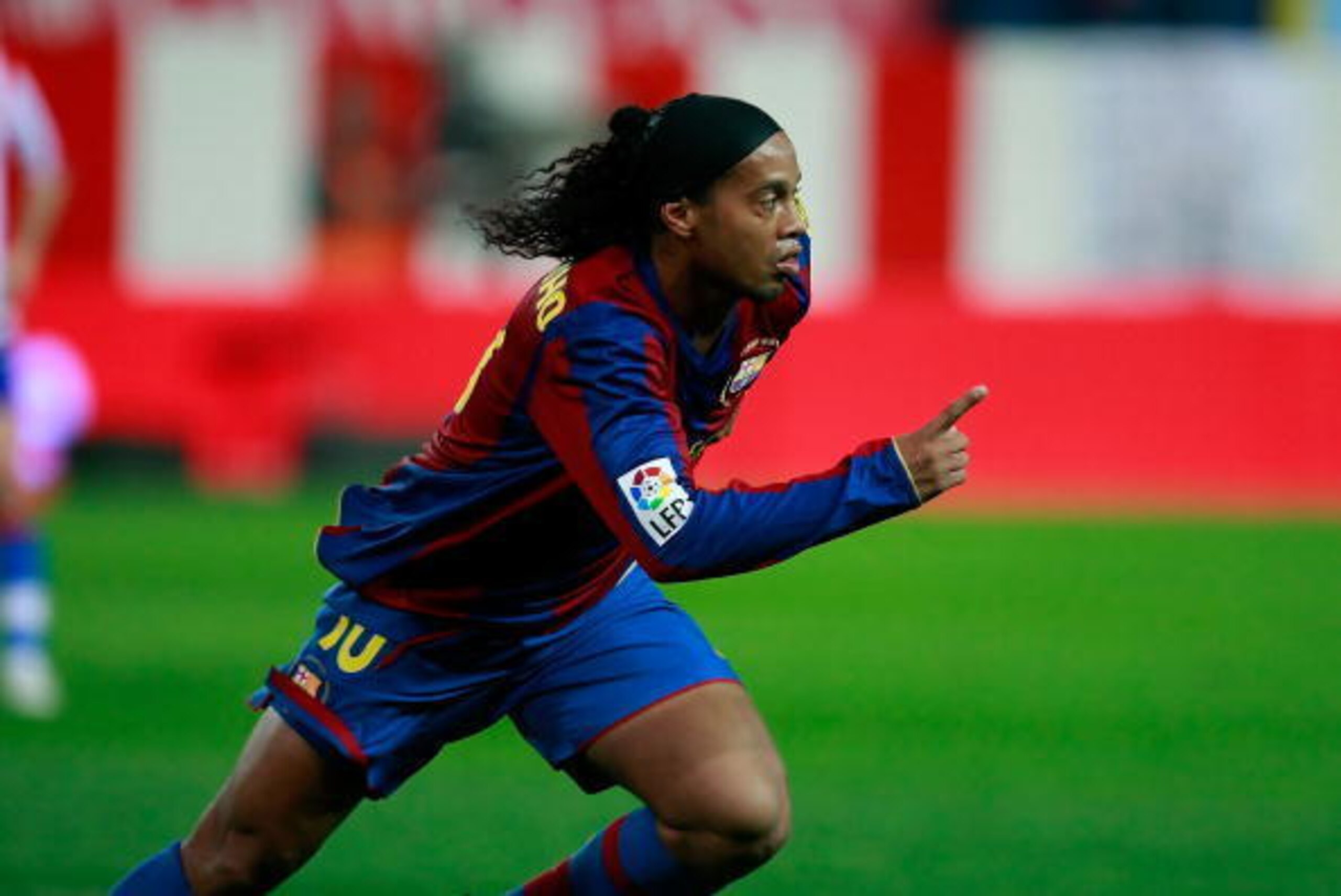 MADRID, SPAIN - MARCH 01: Ronaldinho of Barcelona celebrates after scoring his team's first goal during the La Liga match between Atletico Madrid and Barcelona at the Vicente Calderon stadium on March 1, 2008 in Madrid, Spain. (Photo by Denis Doyle/Getty MADRID, SPAIN - MARCH 01: Ronaldinho of Barcelona celebrates after scoring his team's first goal during the La Liga match between Atletico Madrid and Barcelona at the Vicente Calderon stadium on March 1, 2008 in Madrid, Spain. (Photo by Denis Doyle/Getty