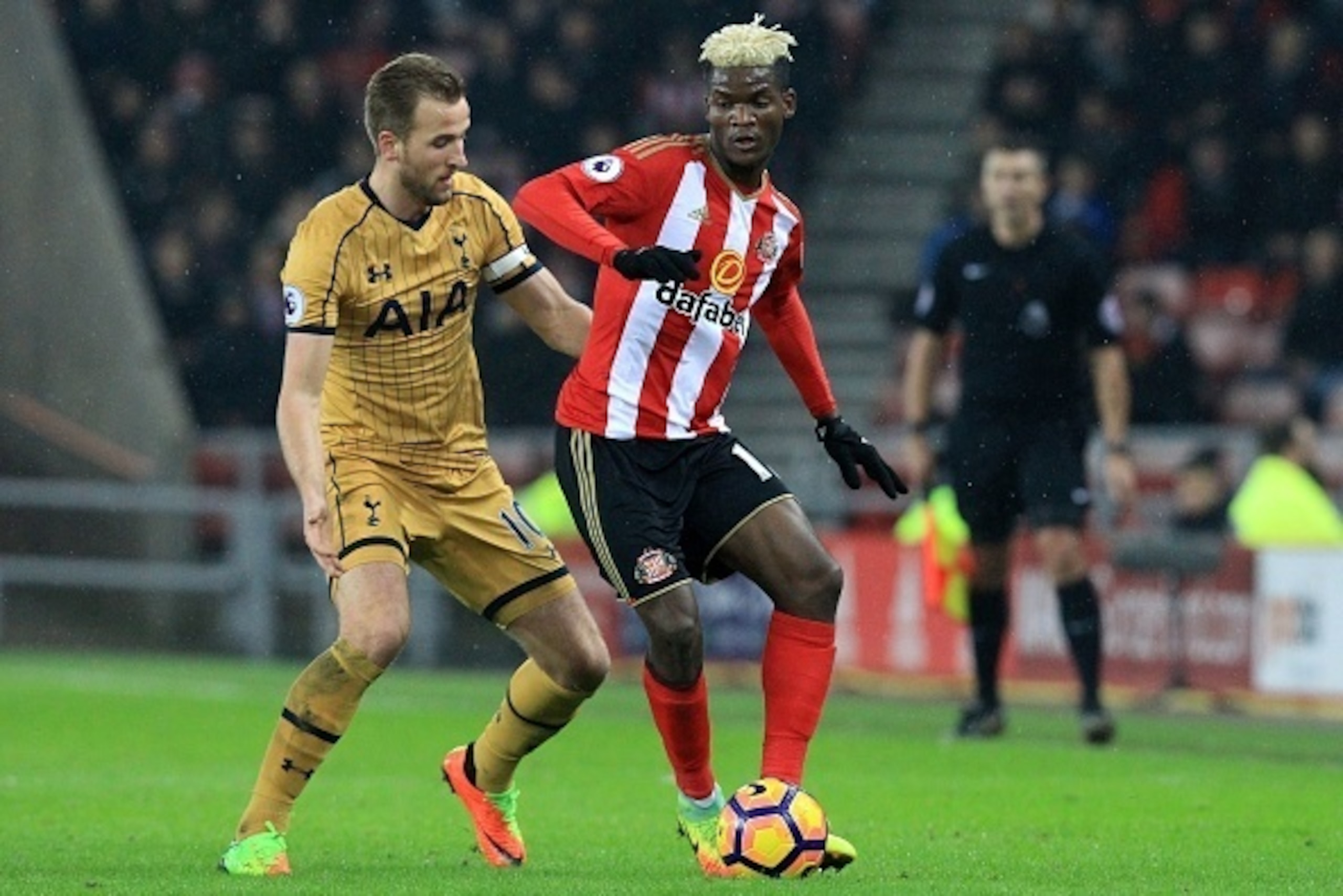 Sunderland's Gabonese midfielder Didier N'Dong (R) vies with Tottenham Hotspur's English striker Harry Kane during the English Premier League football match between Sunderland and Tottenham Hotspur at the Stadium of Light in Sunderland, north-east England Sunderland's Gabonese midfielder Didier N'Dong (R) vies with Tottenham Hotspur's English striker Harry Kane during the English Premier League football match between Sunderland and Tottenham Hotspur at the Stadium of Light in Sunderland, north-east England
