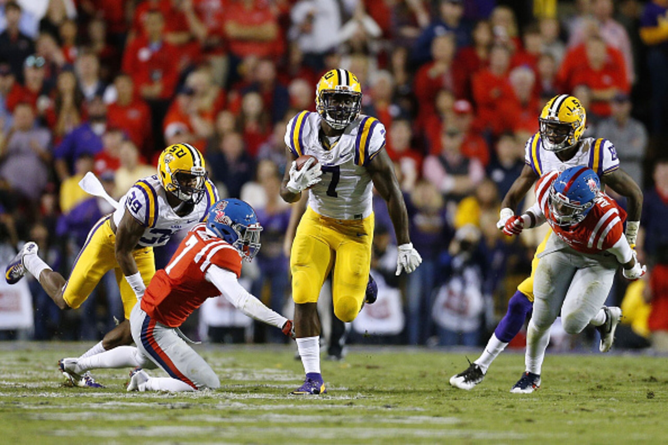 BATON ROUGE, LA - OCTOBER 22: Leonard Fournette #7 of the LSU Tigers runs for a 76-yard touchdown during the first half of a game against the Mississippi Rebels at Tiger Stadium on October 22, 2016 in Baton Rouge, Louisiana.  (Photo by Jonathan Bachman/Ge