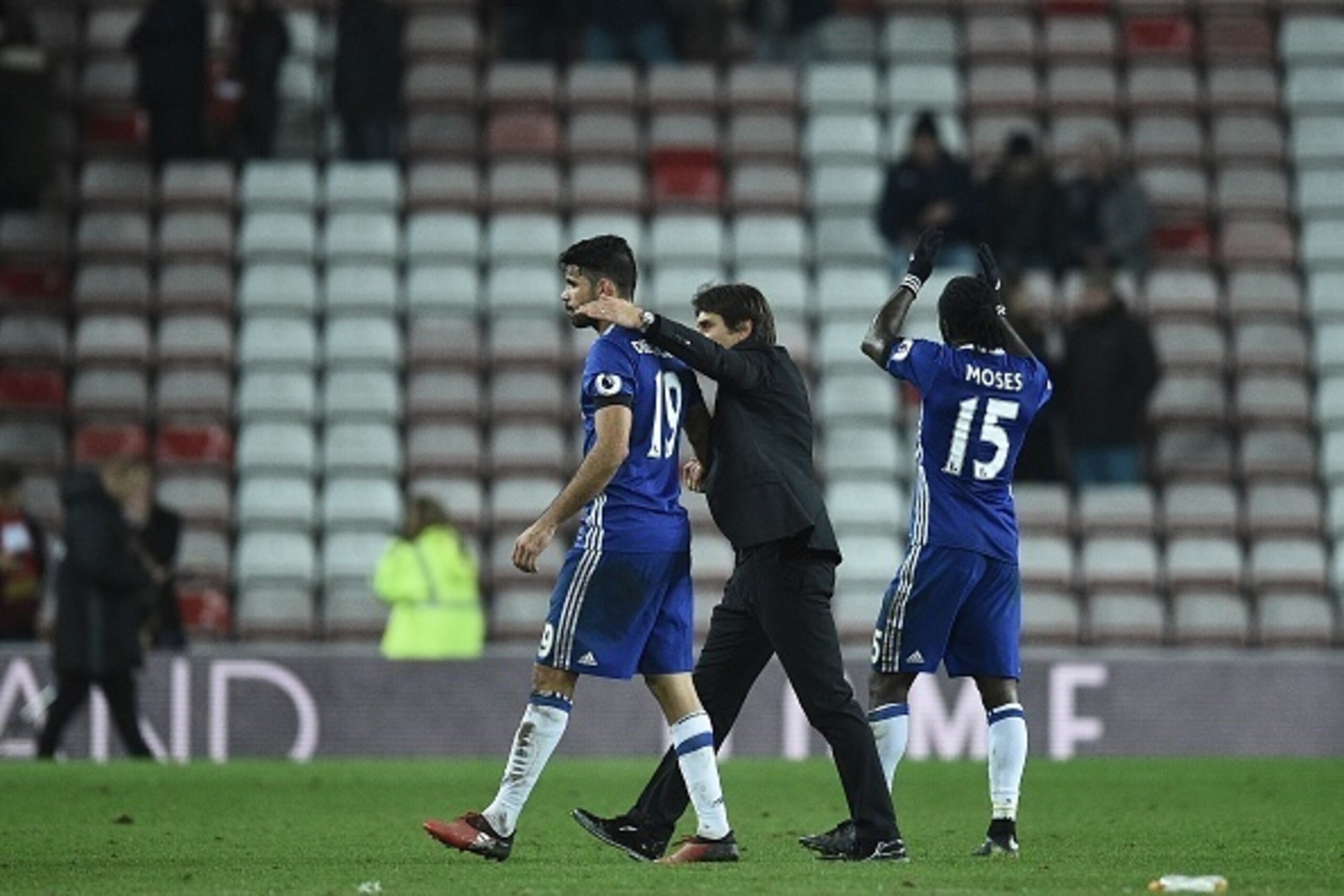 Chelsea's Italian head coach Antonio Conte (C) hugs Chelsea's Brazilian-born Spanish striker Diego Costa (L) as Chelsea's Nigerian midfielder Victor Moses applauds the fans following during the English Premier League football match between Sunderland and Chelsea's Italian head coach Antonio Conte (C) hugs Chelsea's Brazilian-born Spanish striker Diego Costa (L) as Chelsea's Nigerian midfielder Victor Moses applauds the fans following during the English Premier League football match between Sunderland and