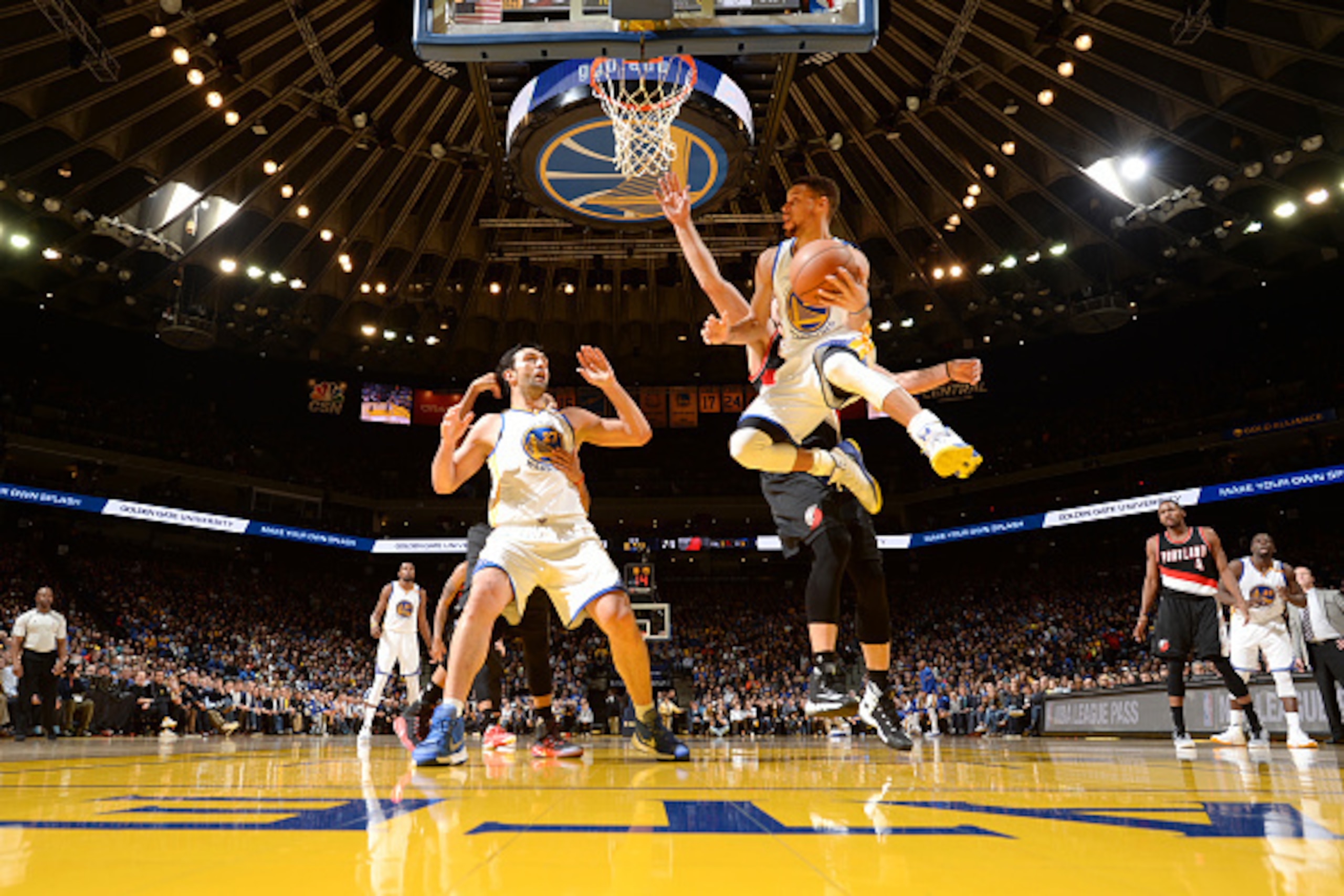 OAKLAND, CA - JANUARY 4:  Stephen Curry #30 of the Golden State Warriors passes the ball against the Portland Trail Blazers during the game on January 4, 2017 at ORACLE Arena in Oakland, California. NOTE TO USER: User expressly acknowledges and agrees tha