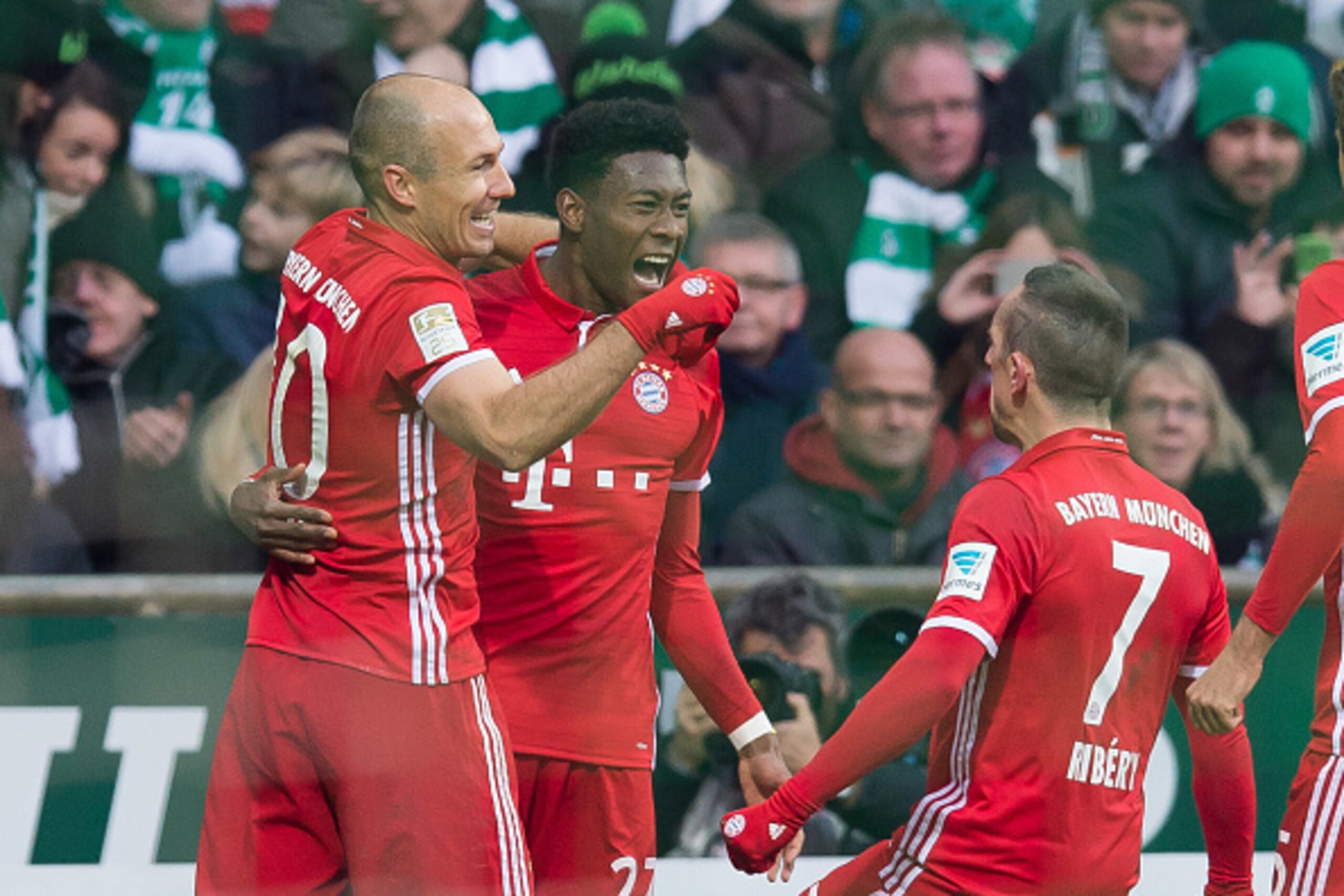 BREMEN, GERMANY - JANUARY 28: Arjen Robben of Muenchen and David Alaba of Muenchen celebrate a goal during the Bundesliga match between Werder Bremen and Bayern Muenchen at Weserstadion on January 28, 2017 in Bremen, Germany. (Photo by TF-Images/Getty Ima
