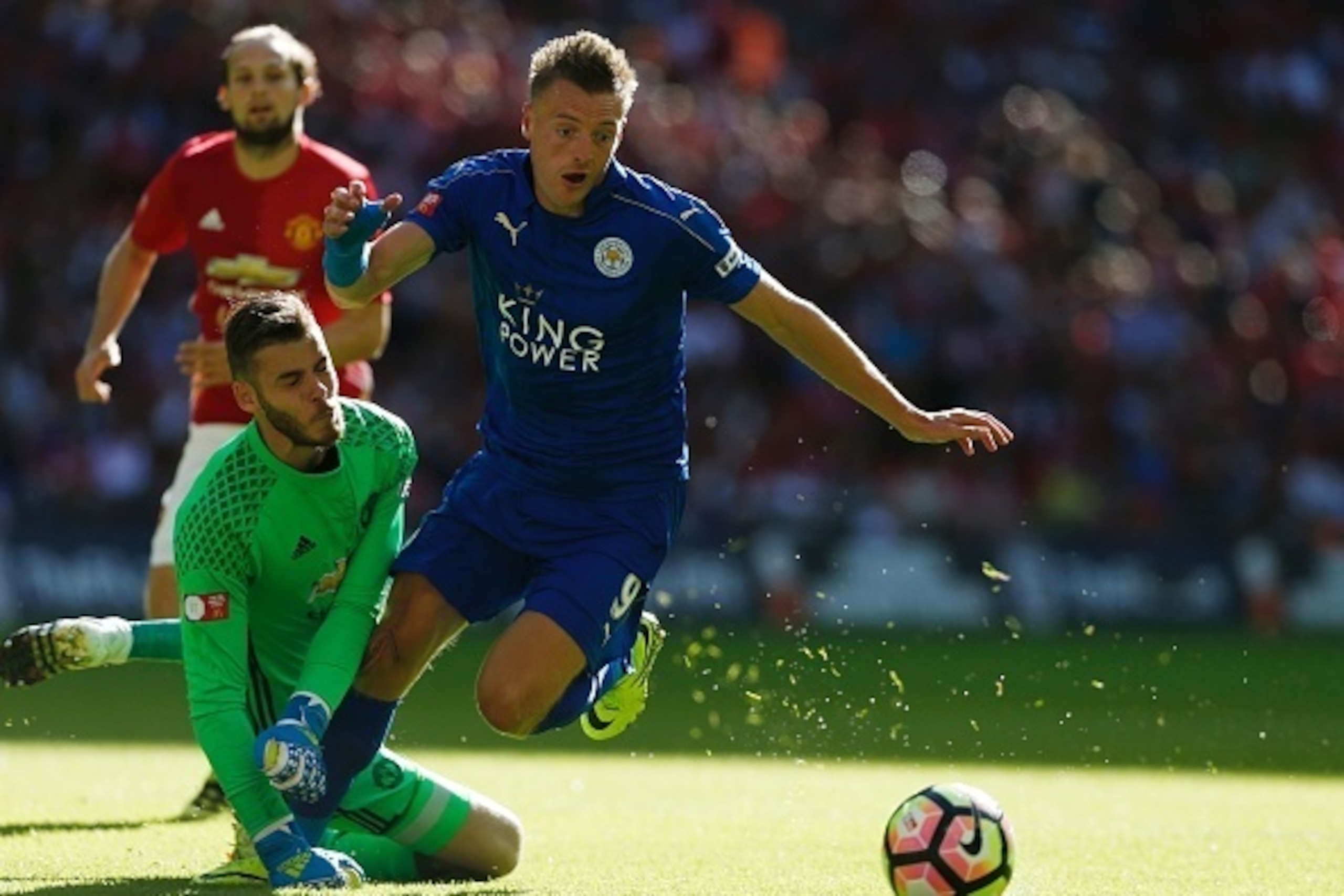 Leicester City's English striker Jamie Vardy (R) beats Manchester United's Spanish goalkeeper David de Gea (L) to score an equalising goal during the FA Community Shield football match between Manchester United and Leicester City at Wembley Stadium in Lon