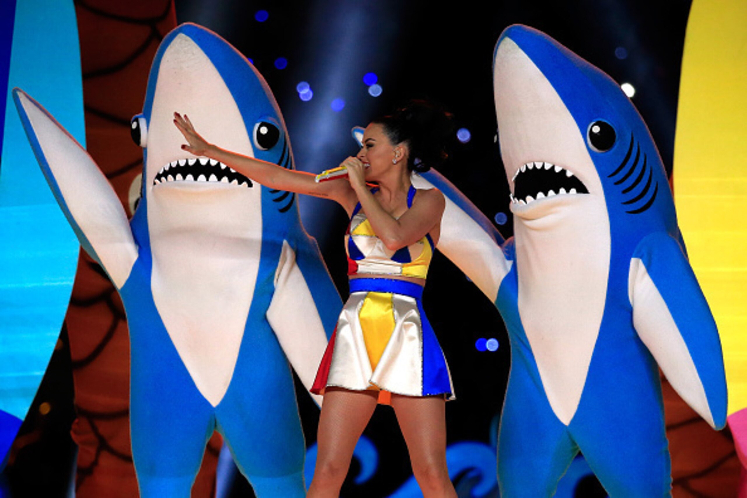GLENDALE, AZ - FEBRUARY 01:  Singer Katy Perry performs during the Pepsi Super Bowl XLIX Halftime Show at University of Phoenix Stadium on February 1, 2015 in Glendale, Arizona.  (Photo by Rob Carr/Getty Images)
