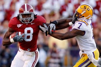 BATON ROUGE, LA - NOVEMBER 06:  Julio Jones #8 of the Alabama Crimson Tide avoids a tackle by Patrick Peterson #7 of the Louisiana State University Tigers at Tiger Stadium on November 6, 2010 in Baton Rouge, Louisiana.  The Tigers defeated the Crimson Tid