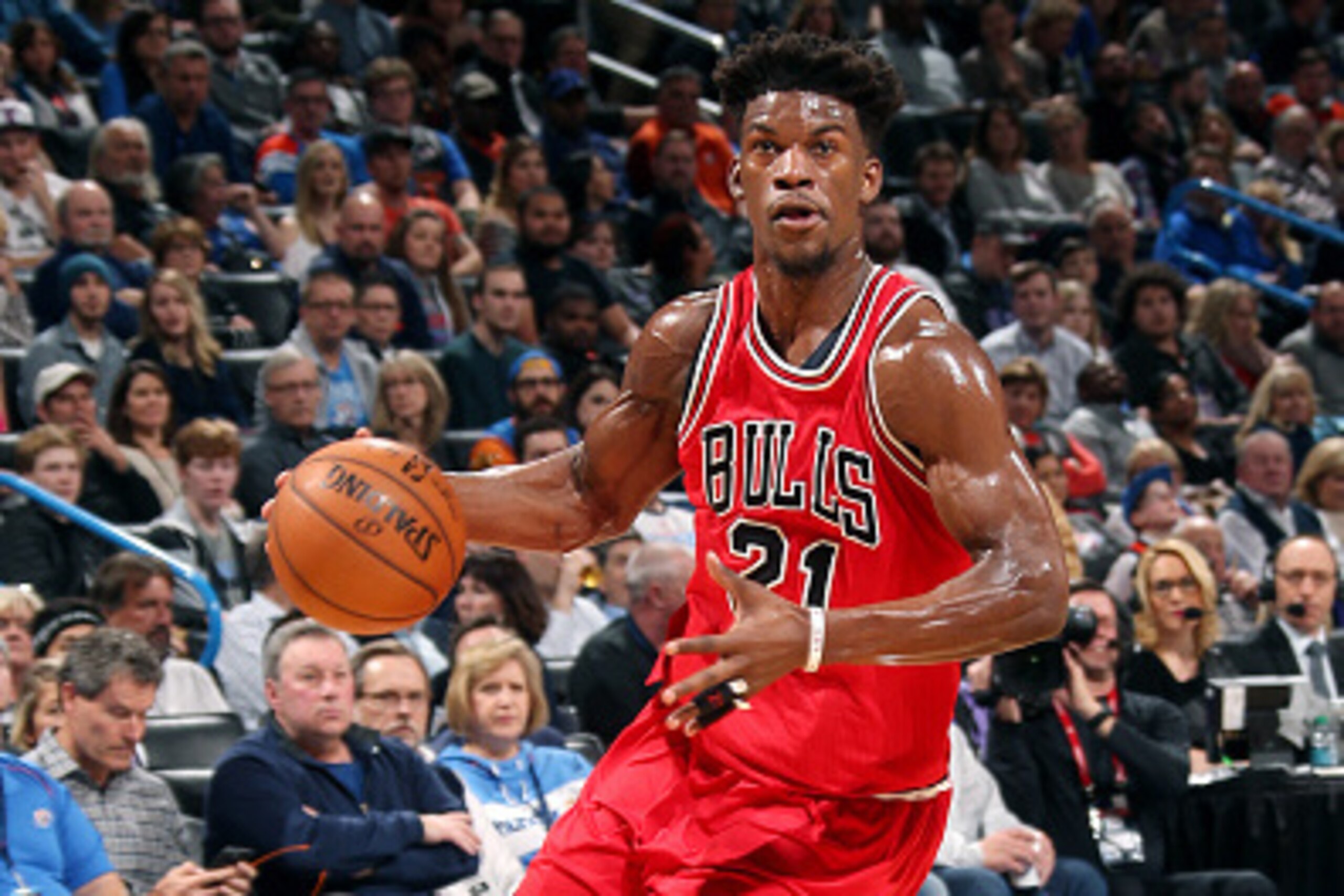OKLAHOMA CITY, OK- FEBRUARY 1: Jimmy Butler #21 of the Chicago Bulls drives to the basket during the game against the Oklahoma City Thunder on February 1, 2017 at Chesapeake Energy Arena in Oklahoma City, Oklahoma. NOTE TO USER: User expressly acknowledge