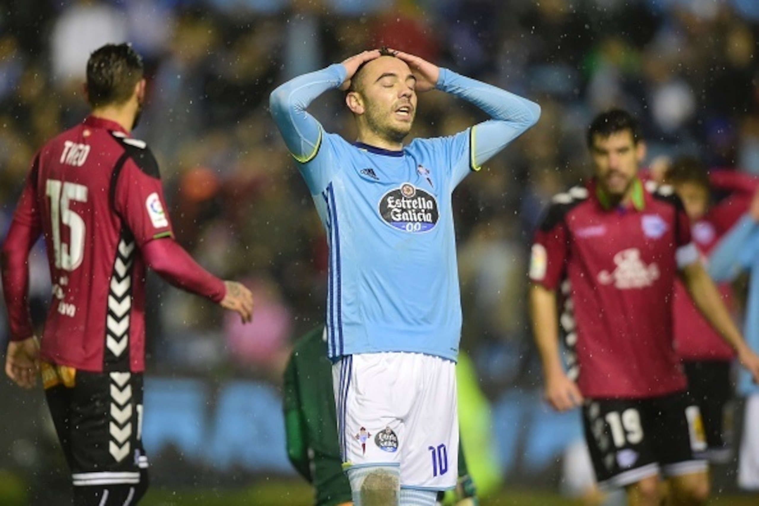 Celta Vigo's forward Iago Aspas gestures during the Spanish Copa del Rey (King's Cup) semi final first leg football match RC Celta de Vigo vs Deportivo Alaves at the Balaidos stadium in Vigo on February 2, 2017. / AFP / MIGUEL RIOPA        (Photo credit s