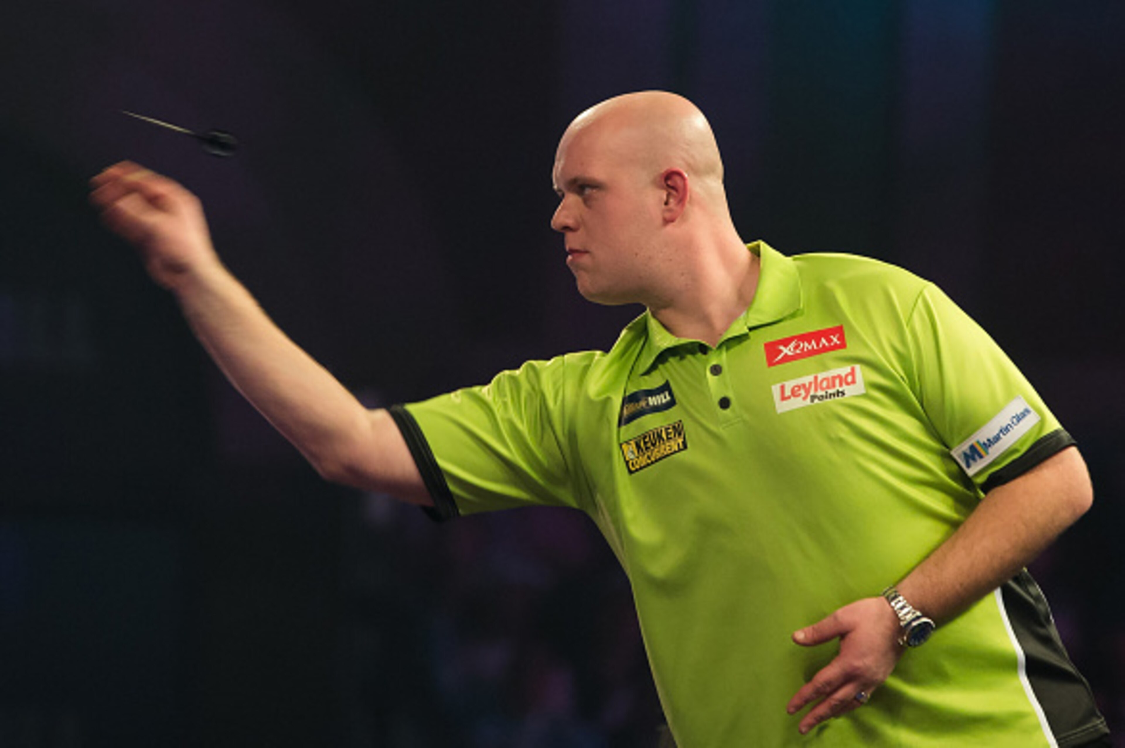 Netherlands' Michael van Gerwen throws during the PDC World Championship darts final against Scotland's Gary Anderson at Alexandra Palace in north London on January 2, 2017. / AFP / DANIEL LEAL-OLIVAS        (Photo credit should read DANIEL LEAL-OLIVAS/AF