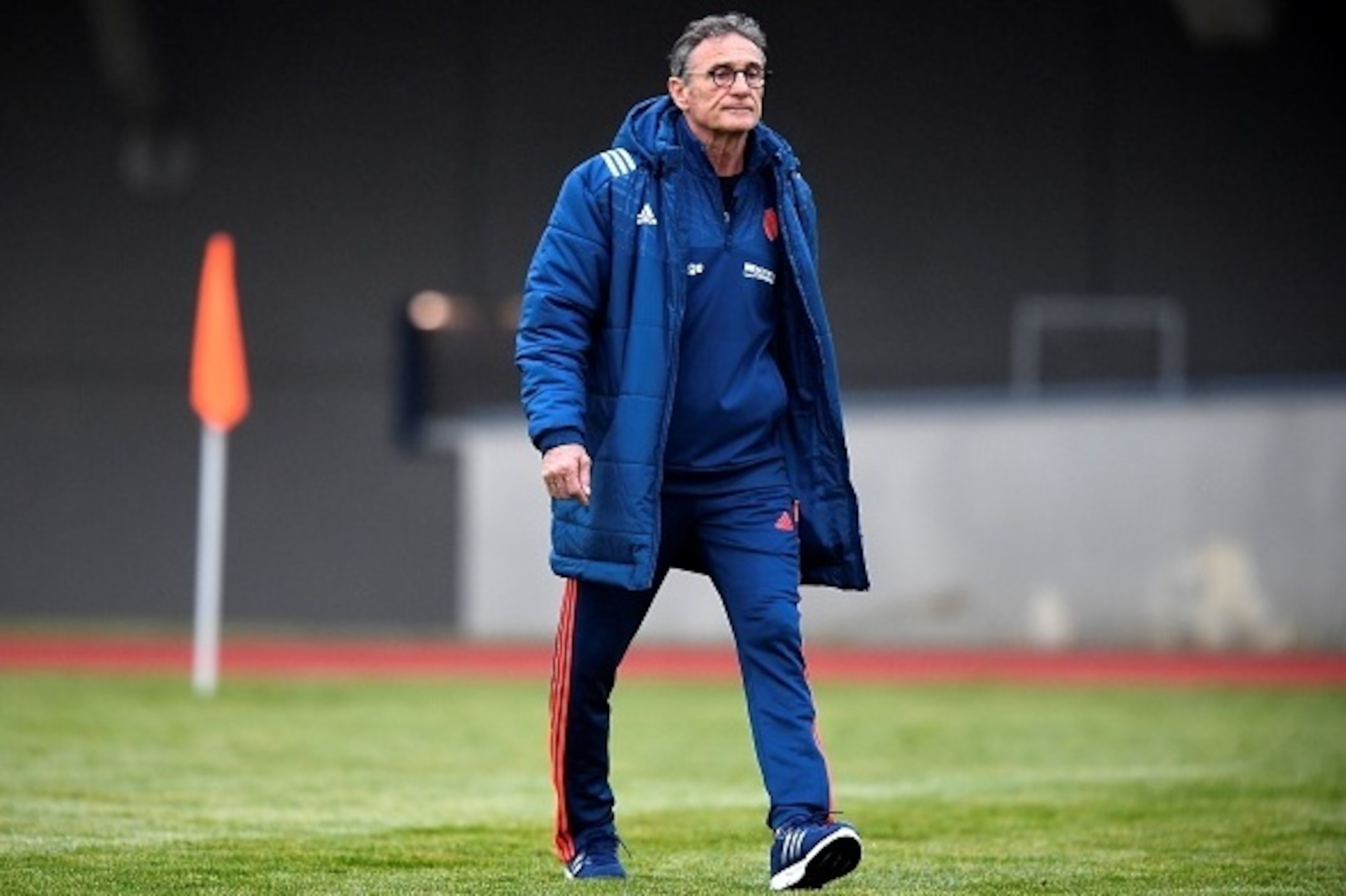 Frances head coach Guy Noves attends a training session on January 31, 2017 in Marcoussis, south of Paris, as part of the preparation for the February 4 Six Nations rugby tournament match against England.  / AFP / FRANCK FIFE        (Photo credit should r
