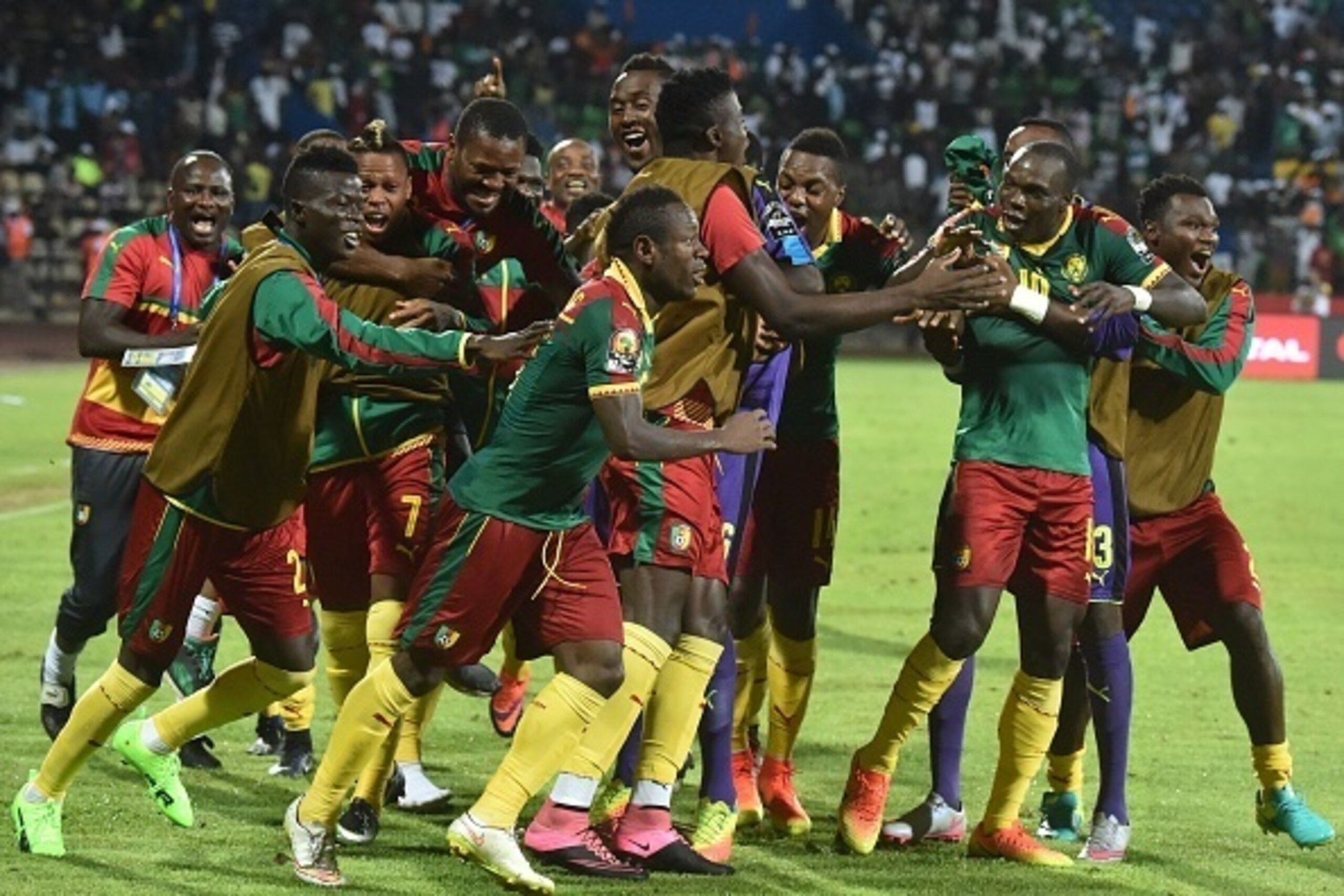 Cameroon's players celebrate their second goal during the 2017 Africa Cup of Nations semi-final football match between Cameroon and Ghana in Franceville on February 2, 2017. / AFP / ISSOUF SANOGO        (Photo credit should read ISSOUF SANOGO/AFP/Getty Im