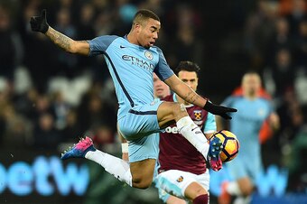 Manchester City's Brazilian striker Gabriel Jesus jumps to control the ball during the English Premier League football match between West Ham United and Manchester City at The London Stadium, in east London on February 1, 2017. / AFP / Glyn KIRK / RESTRIC