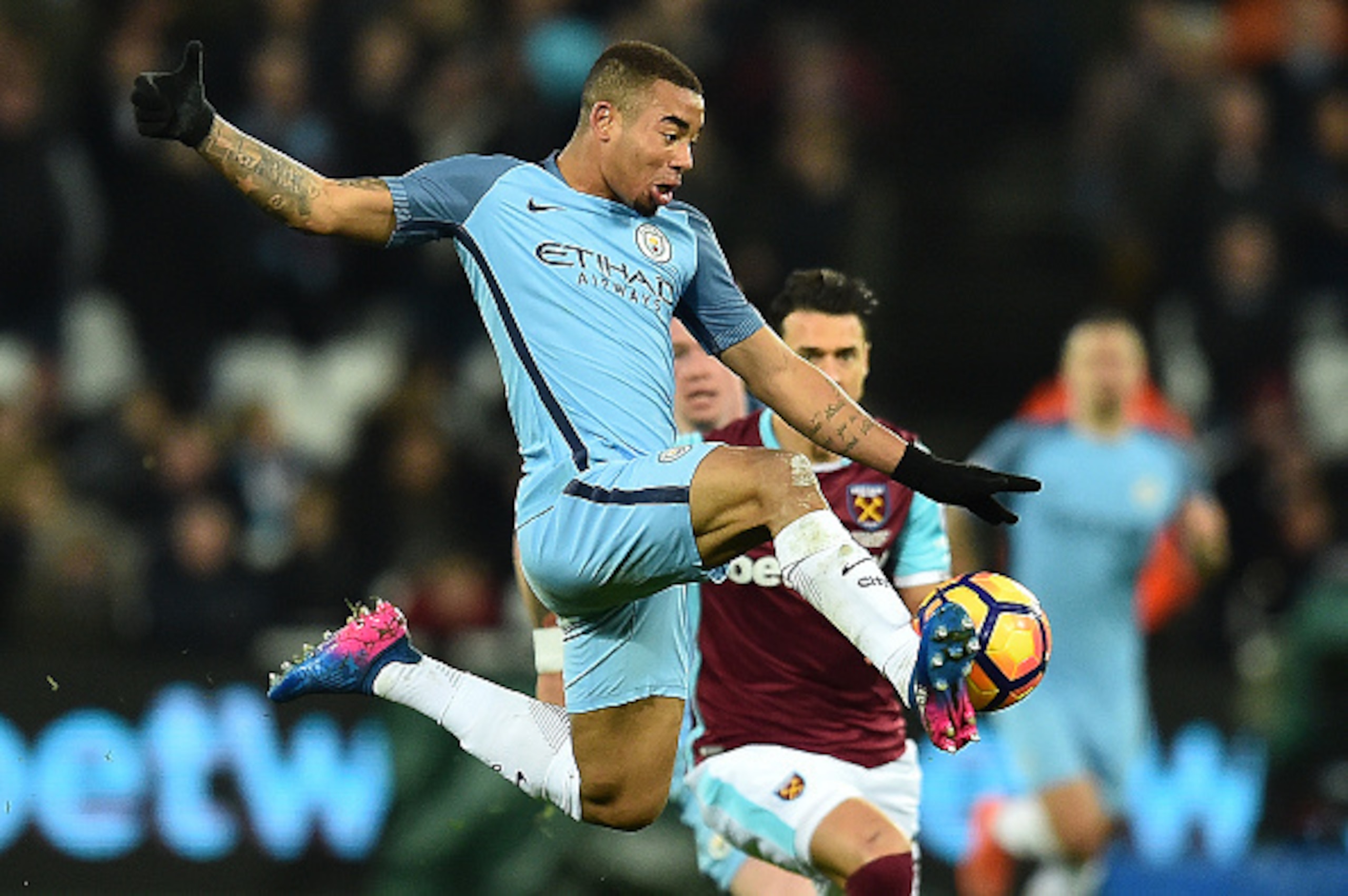Manchester City's Brazilian striker Gabriel Jesus jumps to control the ball during the English Premier League football match between West Ham United and Manchester City at The London Stadium, in east London on February 1, 2017. / AFP / Glyn KIRK / RESTRIC