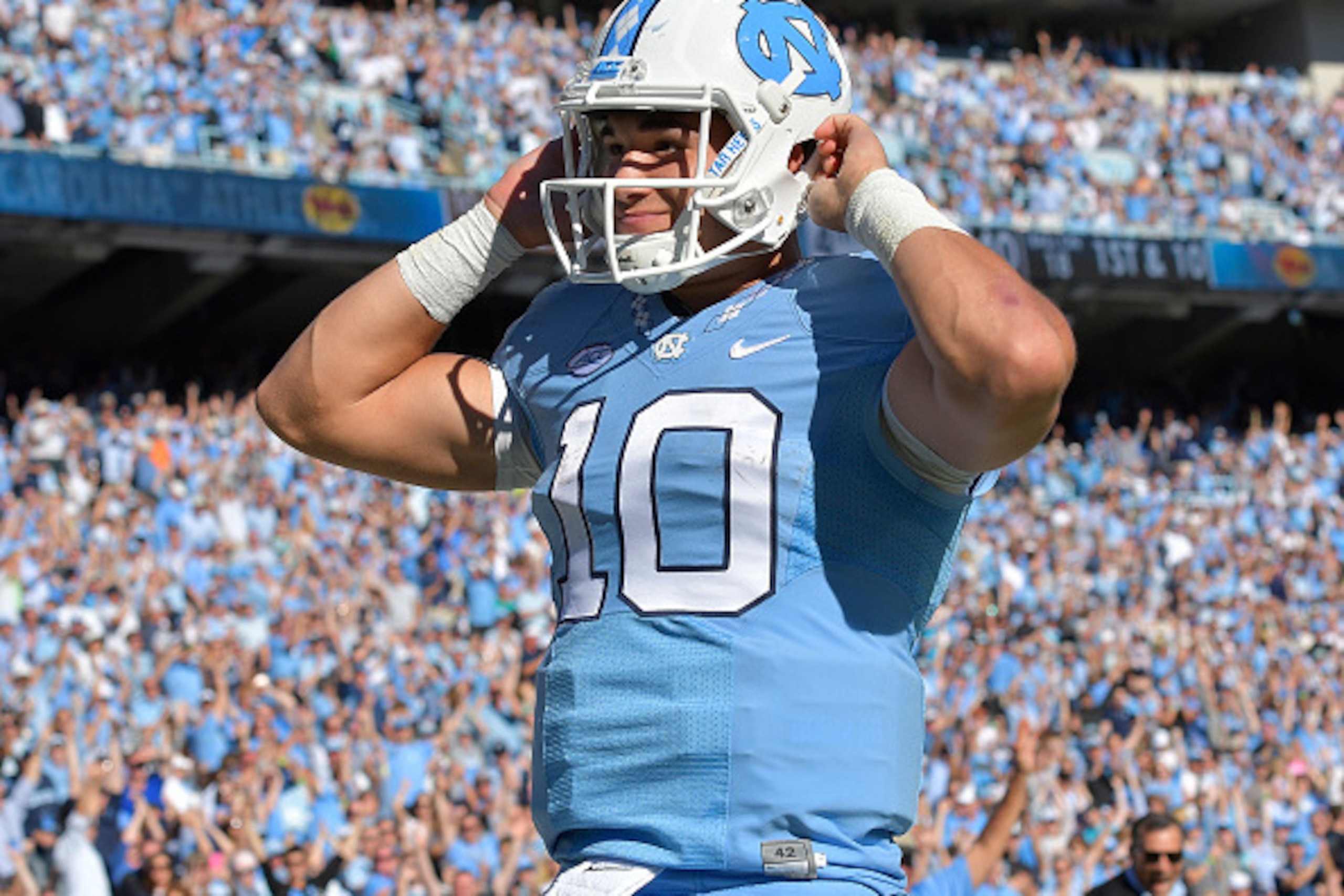 CHAPEL HILL, NC - NOVEMBER 05:  Mitch Trubisky #10 of the North Carolina Tar Heels in action against the Georgia Tech Yellow Jackets during the game at Kenan Stadium on November 5, 2016 in Chapel Hill, North Carolina.  (Photo by Grant Halverson/Getty Imag