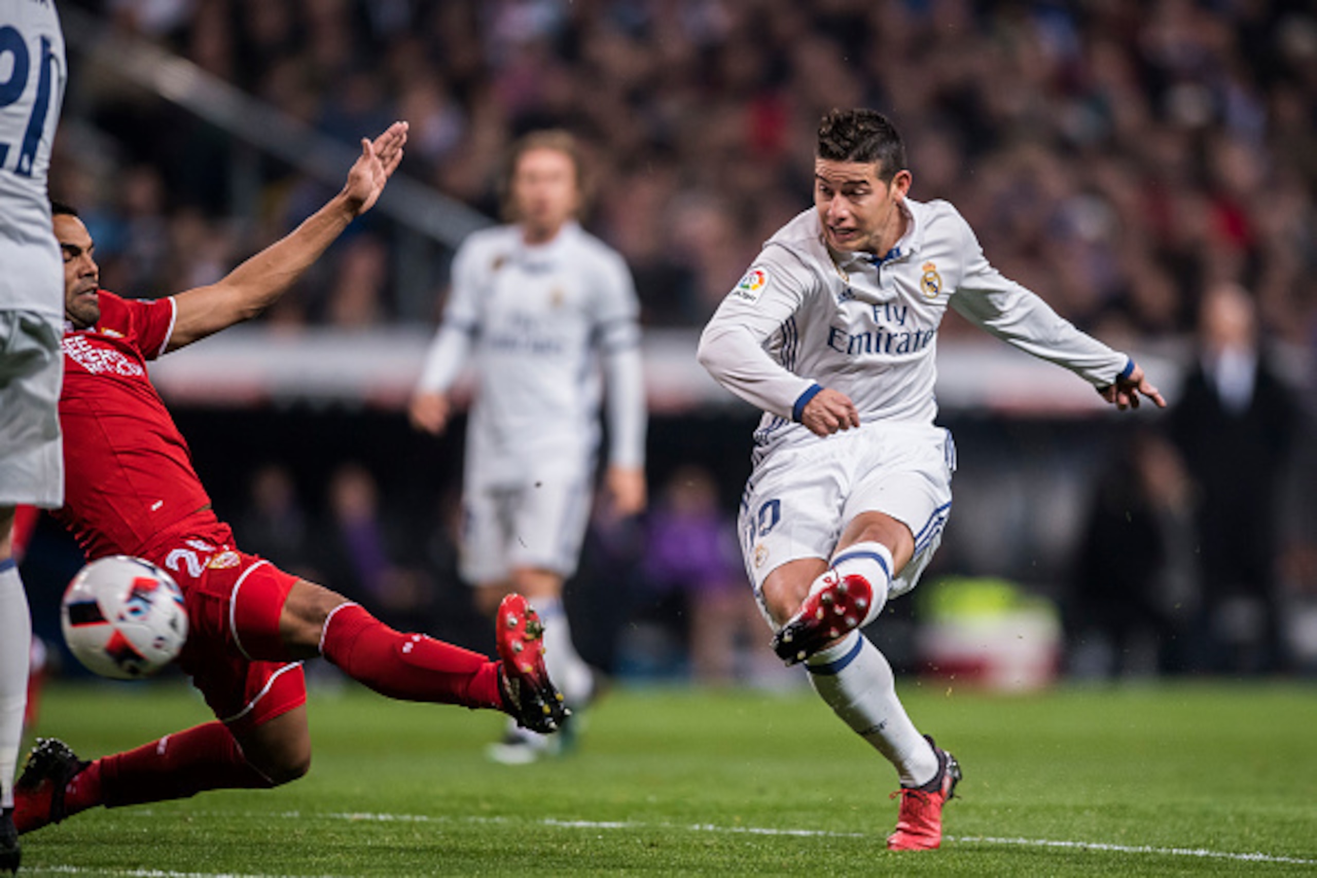 MADRID, SPAIN - JANUARY 04: James Rodriguez of Real Madrid shoots past Gabriel Mercado of Sevilla FC to score during their Copa del Rey Round of 16 match between Real Madrid and Sevilla FC at the Santiago Bernabeu Stadium on 04 January 2017 in Madrid, Spa