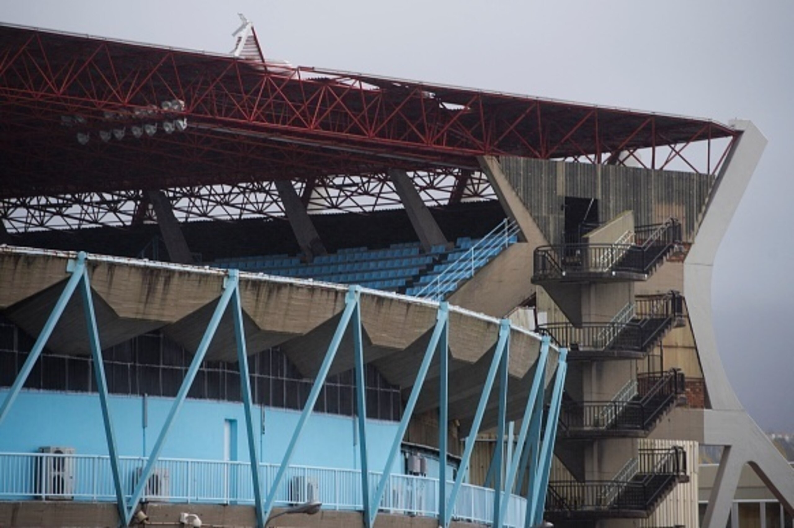 A picture taken on February 4, 2017 shows the dammaged roof of the Rio Alto grandstand in the Balaidos stadium in Vigo caused by heavy wind.
Dammages that will may oblige Vigo's mayor to cancel for security reasons the Spanish Liga football game Celta vs 